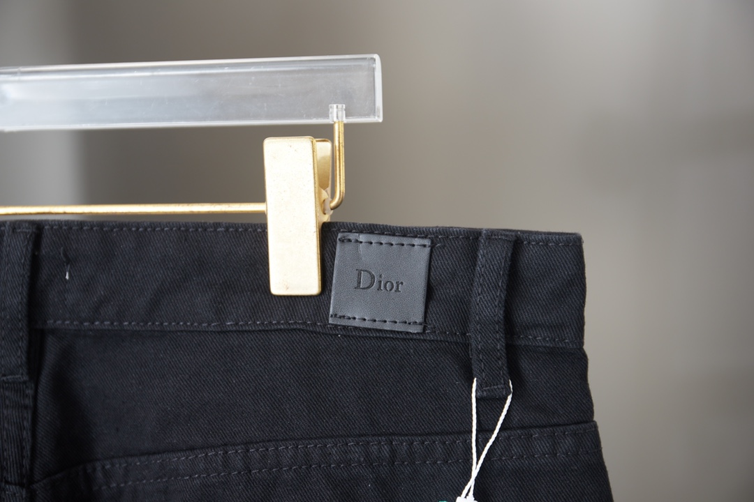 Dior 迪家 26ss新款长款常规版型牛仔裤 黑色棉质斜纹面料 Dior Clover 图案刺绣乔纳森·安德森 (Jonathan Anderson) 通过 Dior Clover 图案为品牌 标志与幸运符号之一注入全新生机