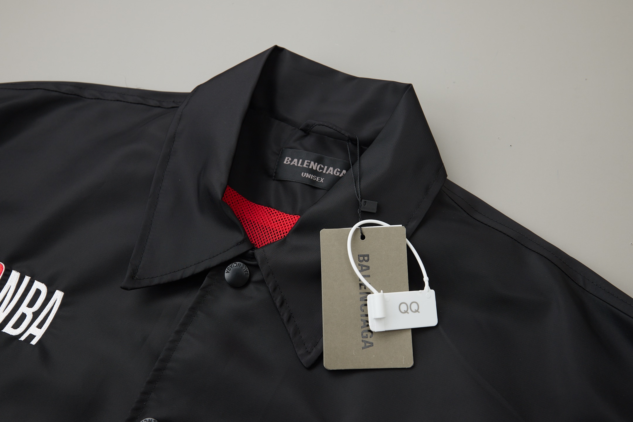 Balenciaga 巴黎世家 𝘽𝘼𝙇𝙀𝙉𝘾𝙄𝘼𝙂𝘼 BLCG 26SS NBA联名尼龙防水翻领教练夹克