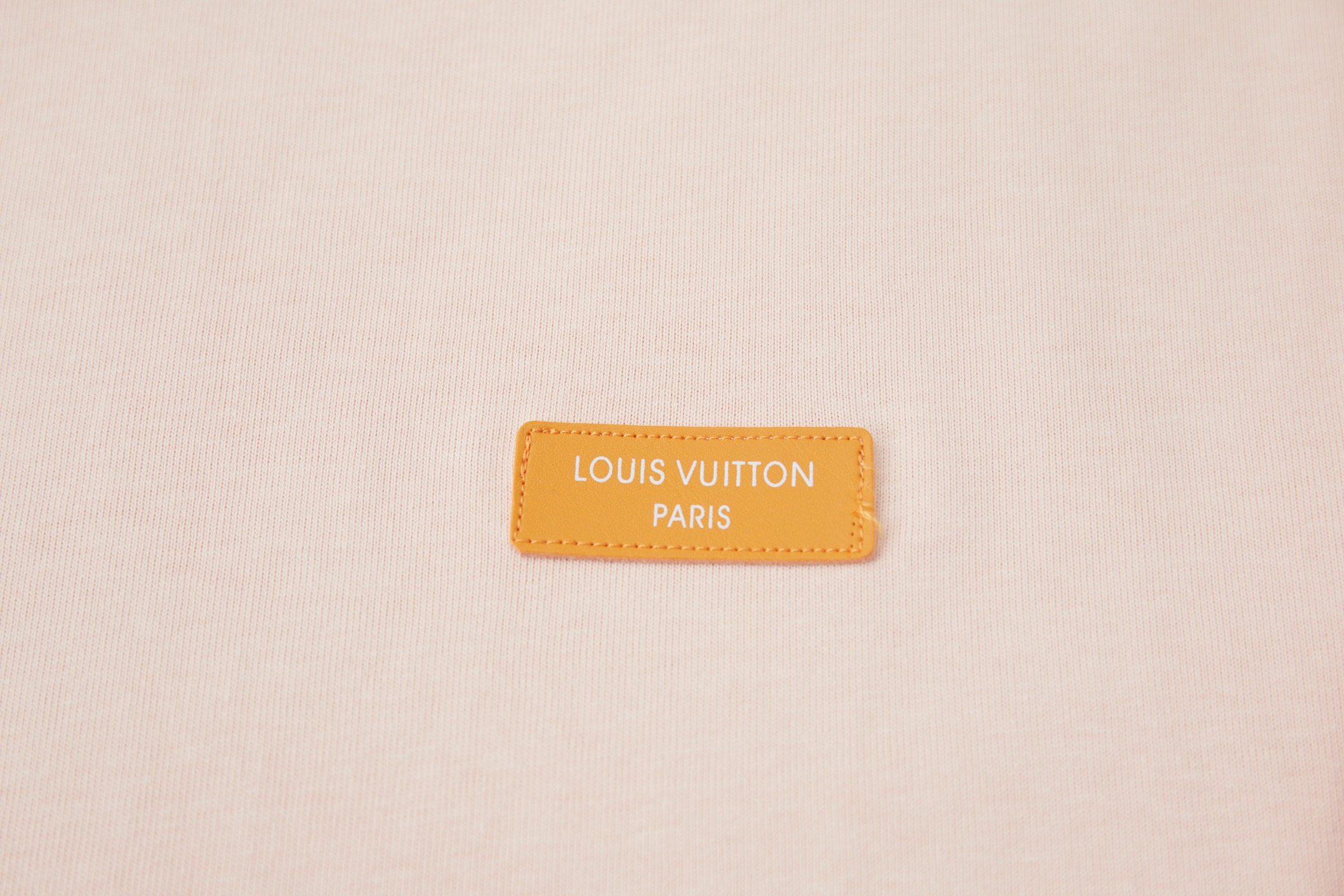 Louis Vuitton 1V 26SS早春新款 粉皮牌短袖