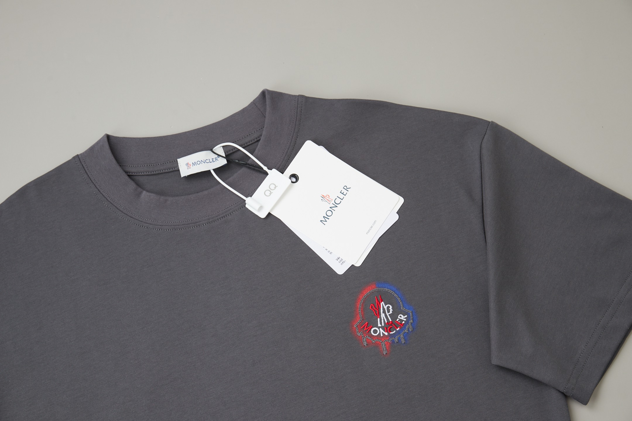 Moncler MO*CLER 26SS早春新款 刺绣字母logo短袖