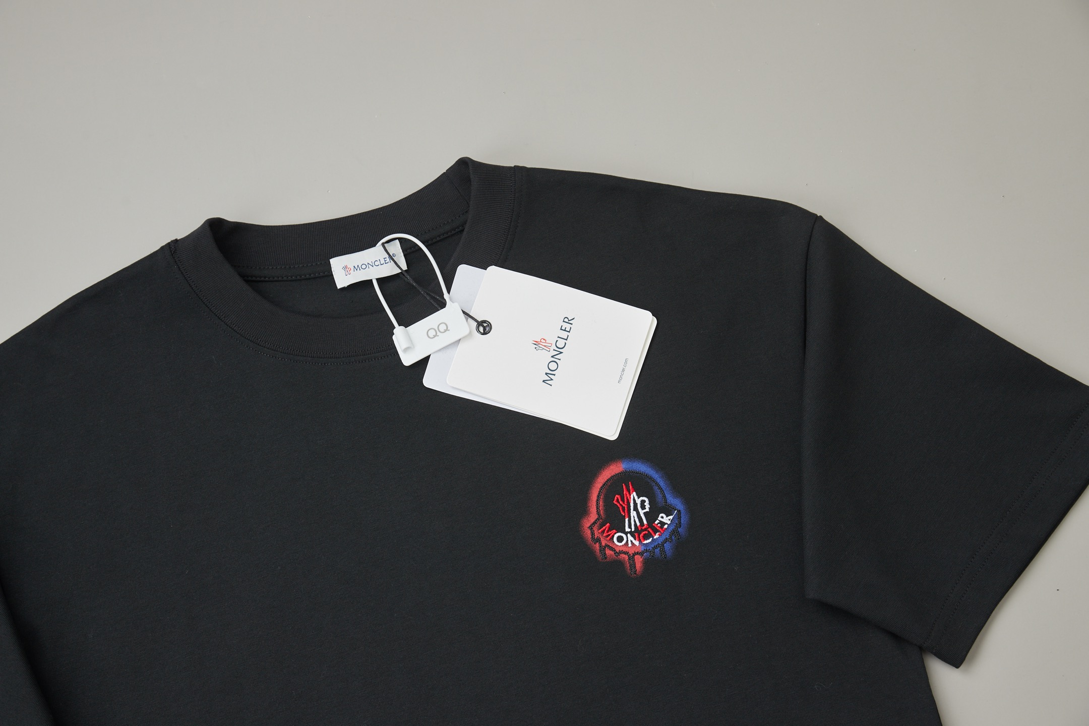 Moncler MO*CLER 26SS早春新款 刺绣字母logo短袖