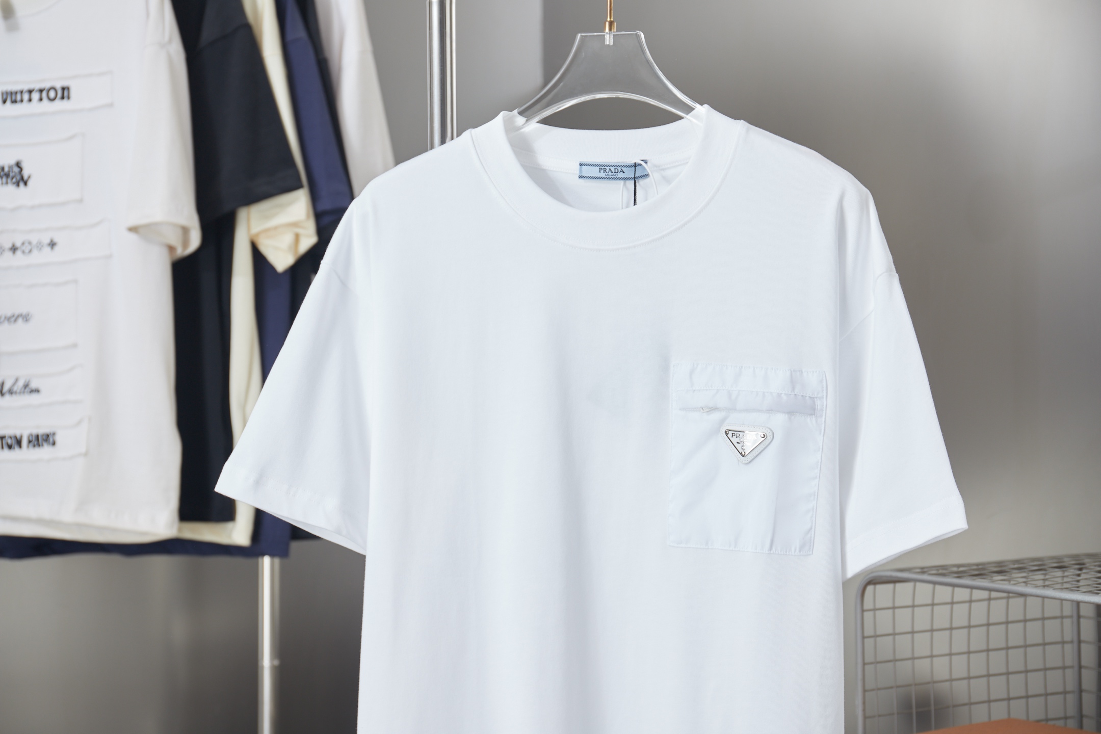 Prada 普拉达 PRADA 26SS早春新款 胸口口袋五金短袖