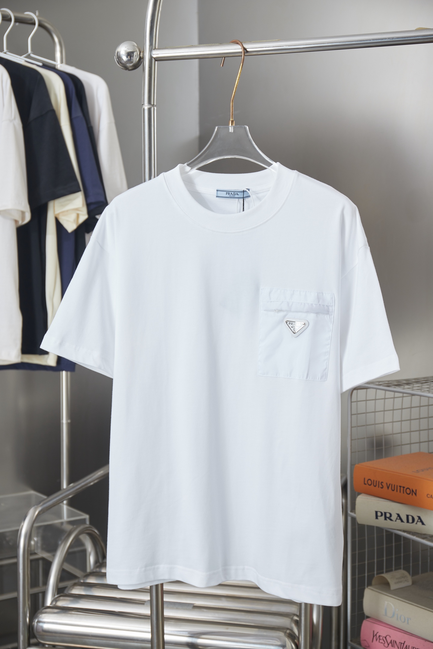 Prada 普拉达 PRADA 26SS早春新款 胸口口袋五金短袖