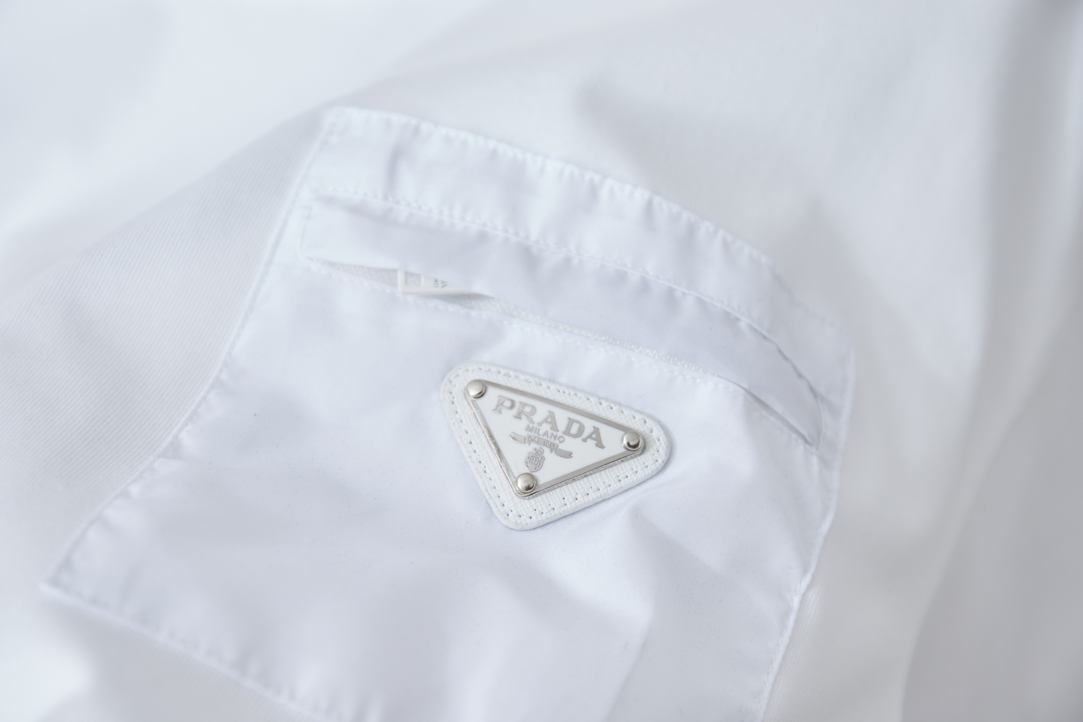 Prada 普拉达 PRADA 26SS早春新款 胸口口袋五金短袖
