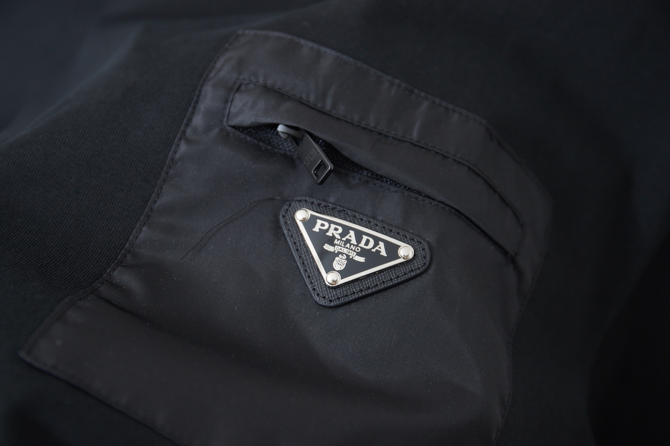 Prada 普拉达 PRADA 26SS早春新款 胸口口袋五金短袖