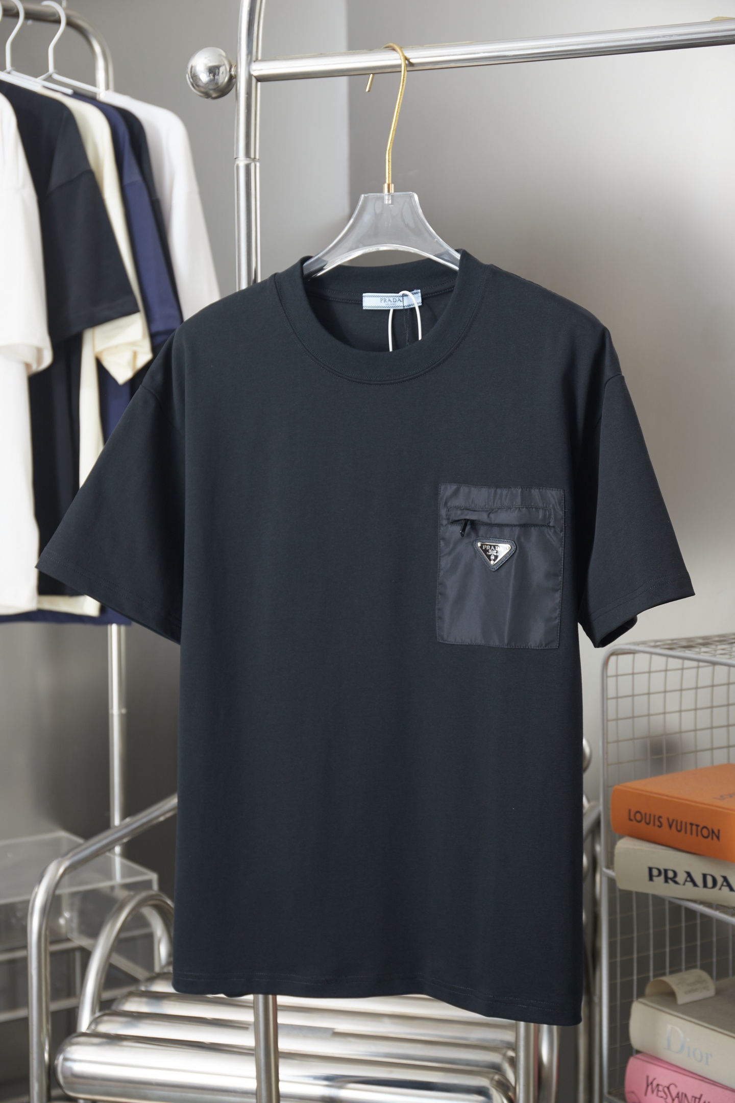 Prada 普拉达 PRADA 26SS早春新款 胸口口袋五金短袖