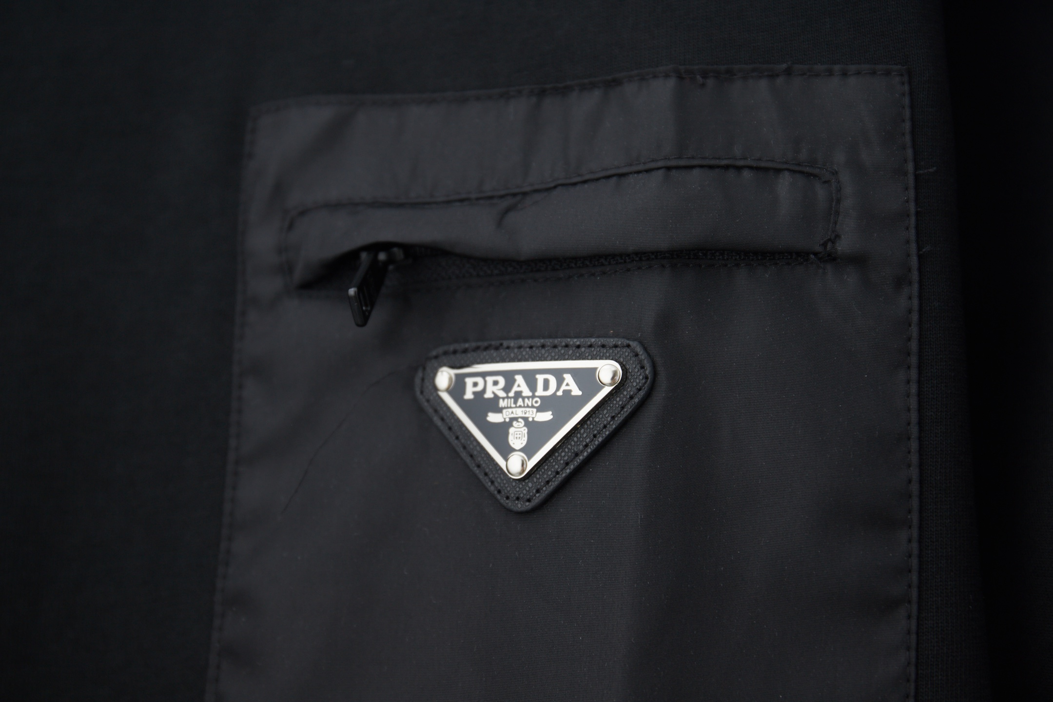 Prada 普拉达 PRADA 26SS早春新款 胸口口袋五金短袖