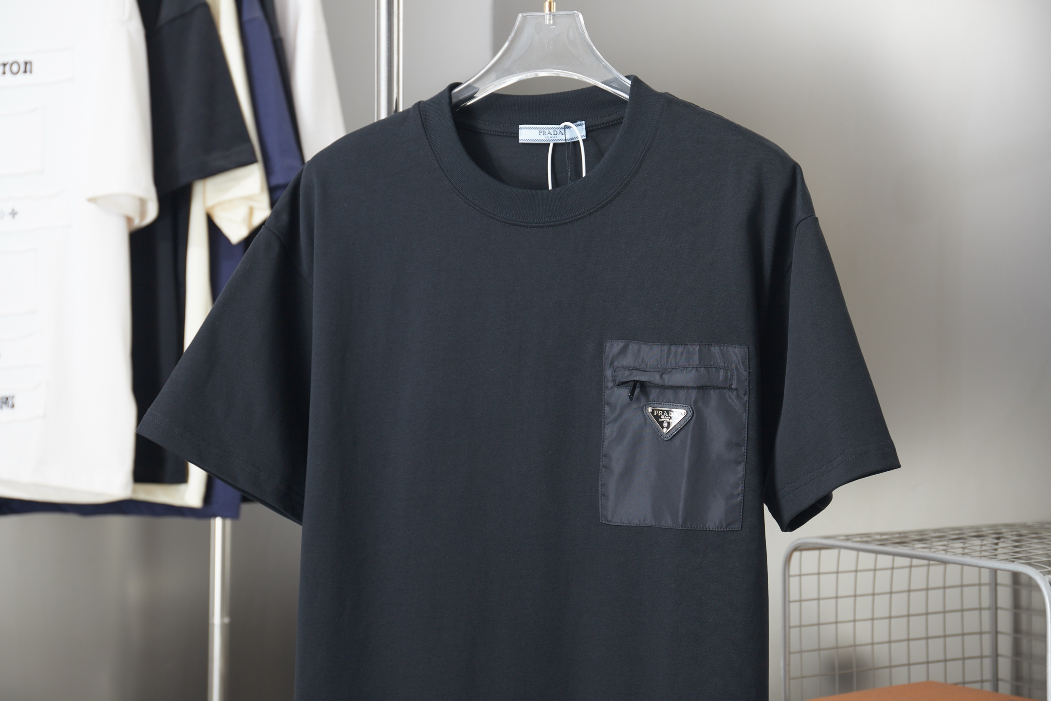 Prada 普拉达 PRADA 26SS早春新款 胸口口袋五金短袖