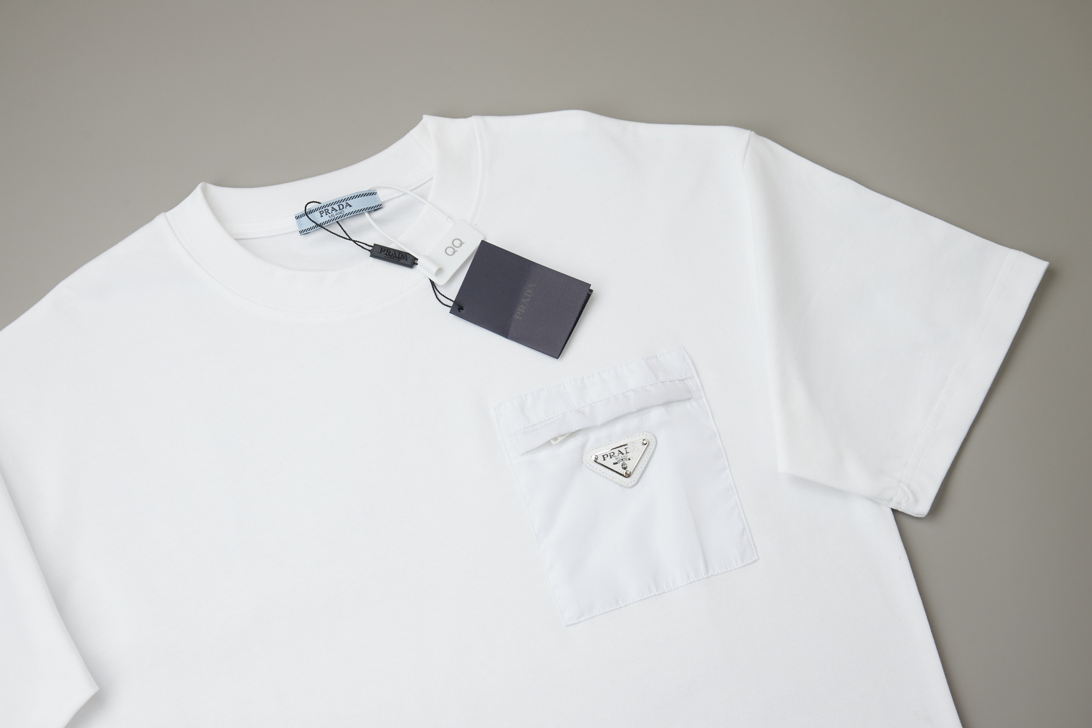 Prada 普拉达 PRADA 26SS早春新款 胸口口袋五金短袖