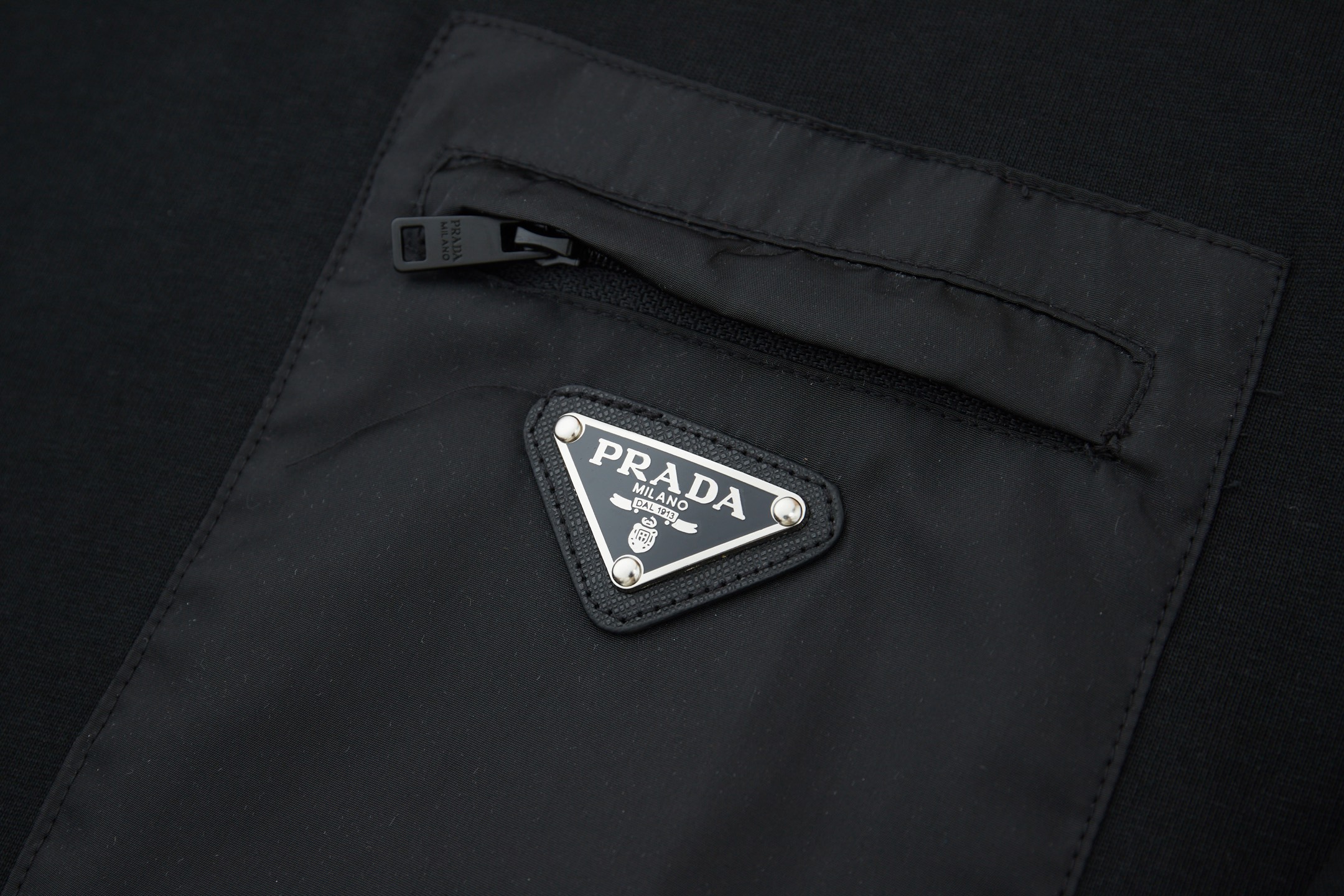Prada 普拉达 PRADA 26SS早春新款 胸口口袋五金短袖