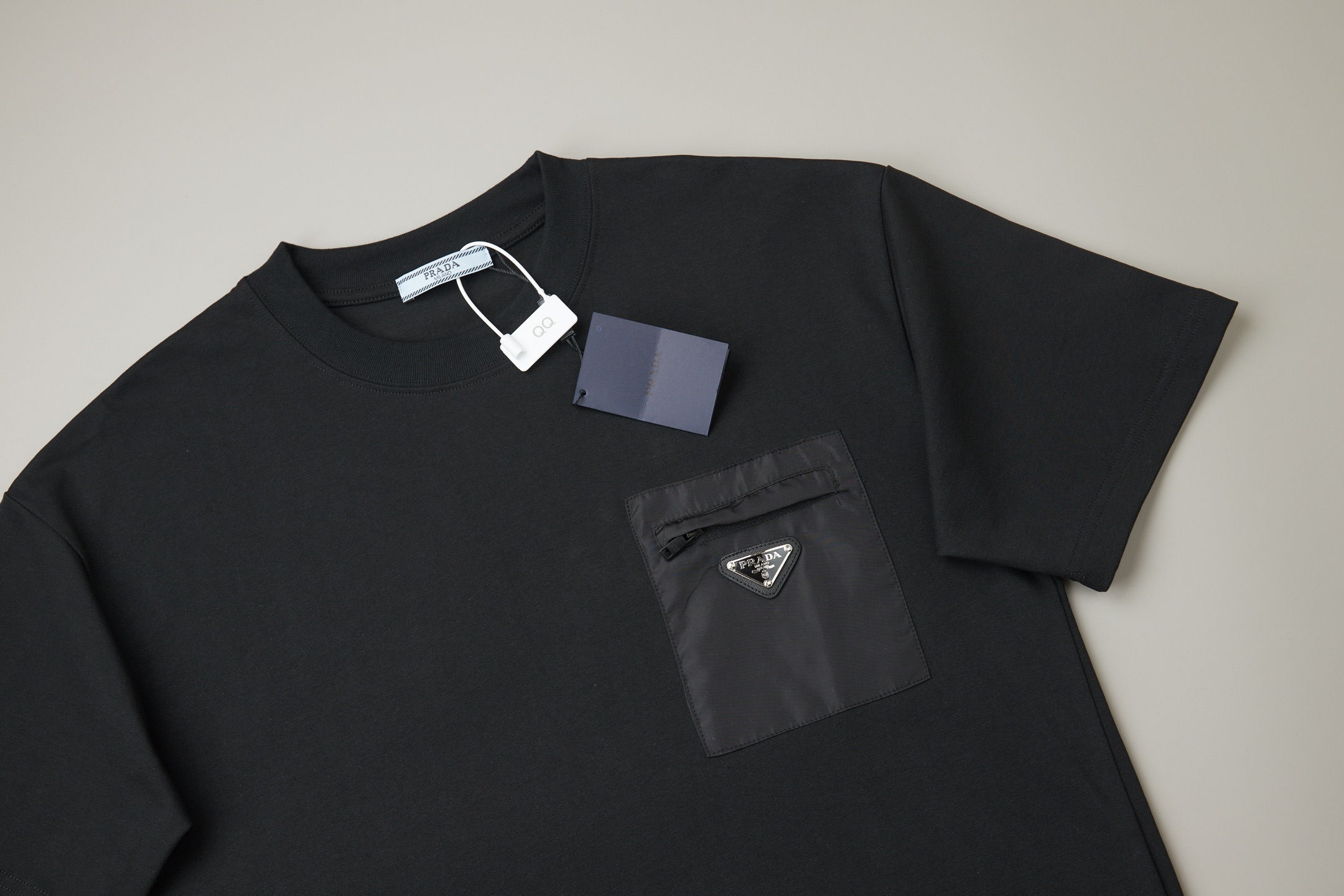Prada 普拉达 PRADA 26SS早春新款 胸口口袋五金短袖