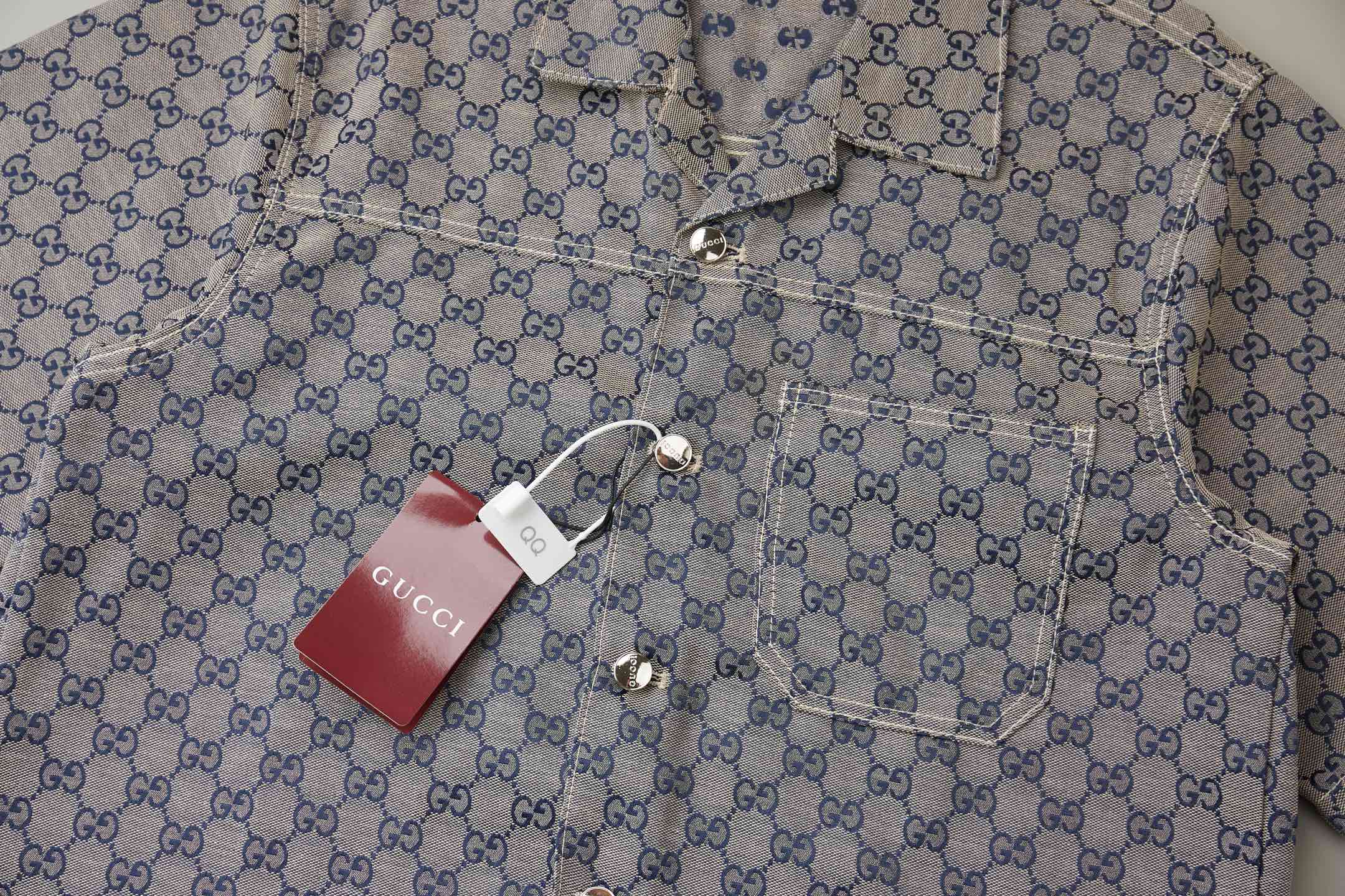 Unknown G家 26ss新款融蕴多种纹理、图案与配色，焕新日常衣橱。这款常规版型衬衫采用黑色GG帆布亚麻混纺面料