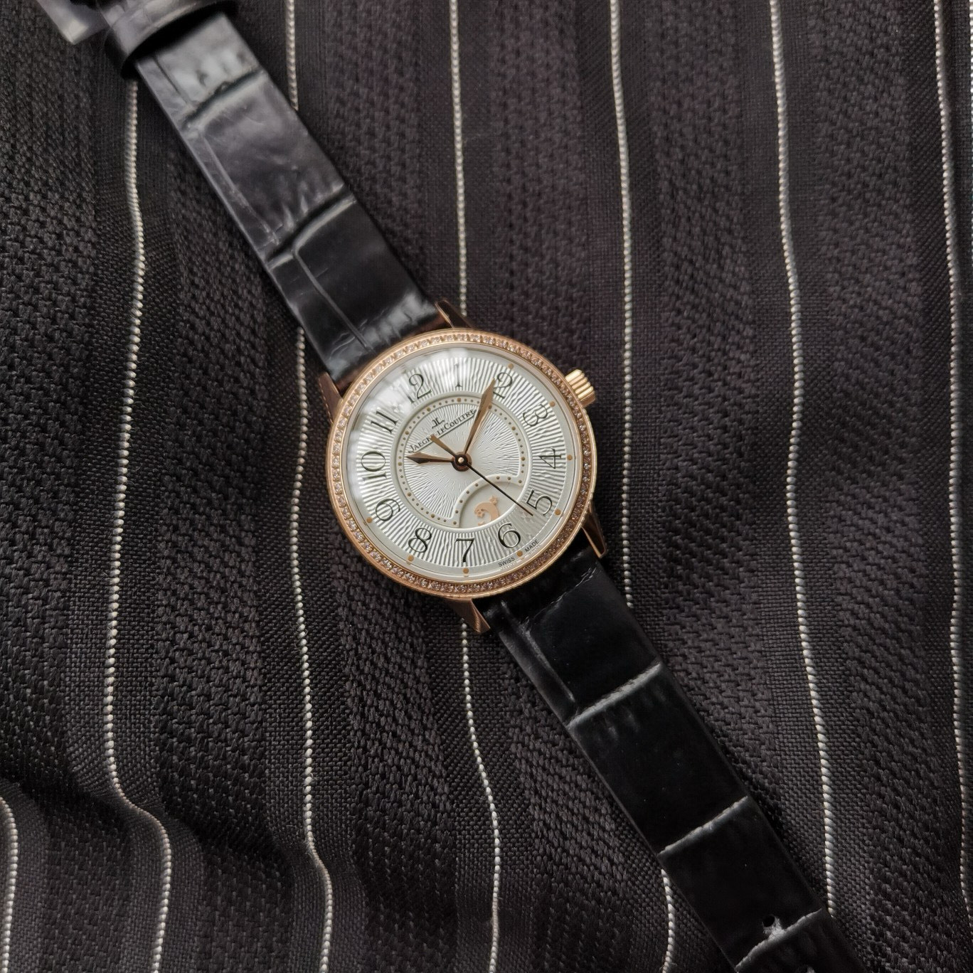 NO:553336,MG honorably produces the industry's smallest automatic mechanical watch, Jaeger-LeCoultre Date 29mm, breaking the status quo of no small-size machinery. This spring, I wish you a wonderful date. Movement: Z Sense of Vision. Super three-dimensional. Strap: Italian calfskin. Buckle: original folding buckle.,,jaeger-lecoultre,cowhide19860909MG荣誉出品 业内最小尺寸自动机械表 积家约会29mm 打破没有小尺寸机械的现状,这个春天,愿你有一个美好的约会,机芯:Z既视感 超立体 表带:意大利小牛皮 表扣:原装折叠扣.,,jaeger-lecoultre,cowhide,Watch