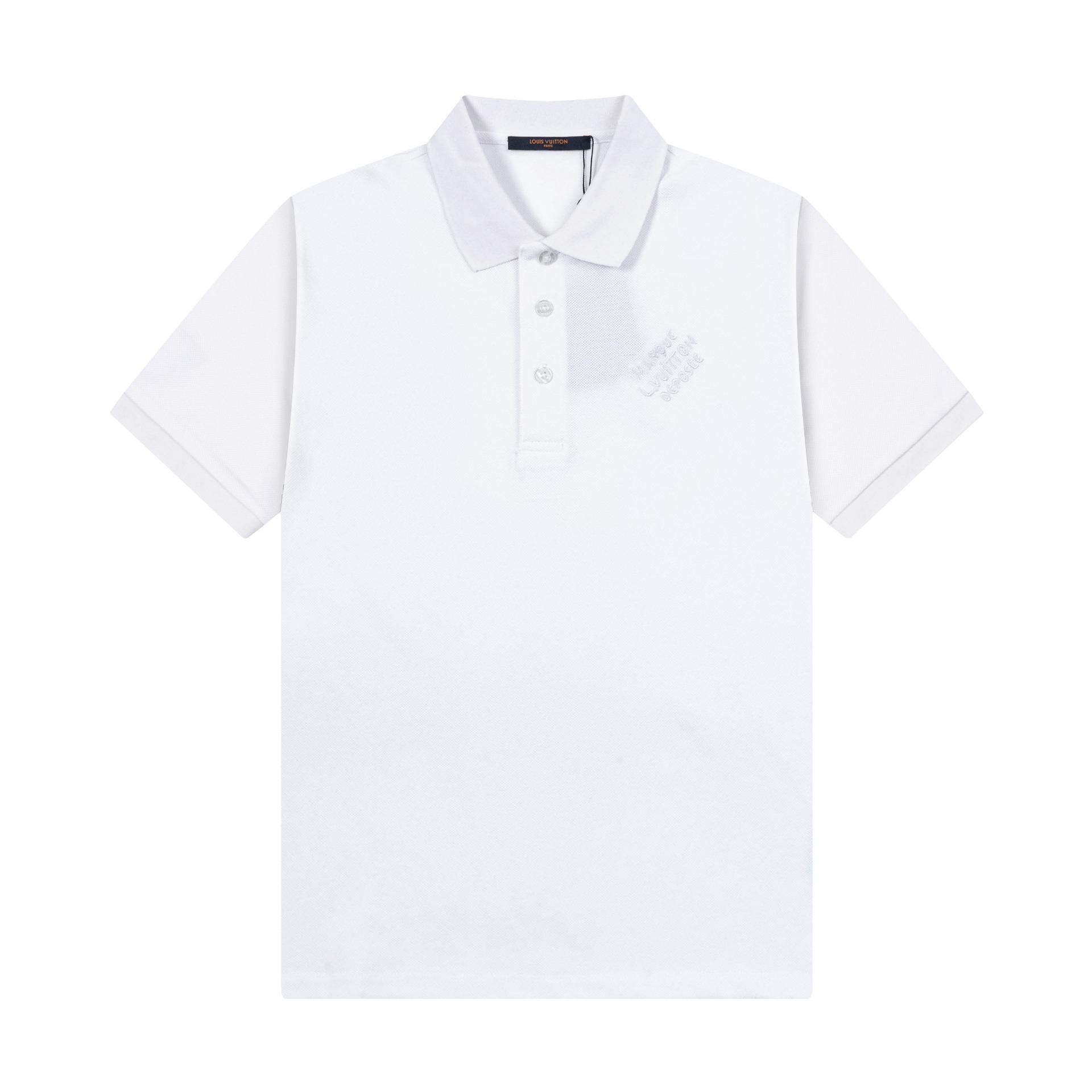 品牌:LV 面料:纯棉 克重:240(平替) 颜色:黑色 白色 时尚新款 简约设计 压花车线一体设计 定制五金钮扣 镀金LOGO 面料爽滑透气 舒适度极高 做工精致 完美还原 是每一位追求细节者的不二之选 本款马球衫为珠地棉含蓄呈现全幅 Damier 提花织纹,以 Marque L.Vuitton déposée 标识刺绣点亮视线.珠光纽扣彰显丹迪风尚,可轻松融入日常造型. 标准版型 Damier 提花珠地 胸前 Marque L.Vuitton déposée 刺绣 纽扣前襟 珠光纽扣,顶端纽扣点缀 LV 标识 罗纹衣领和袖口 100% 棉