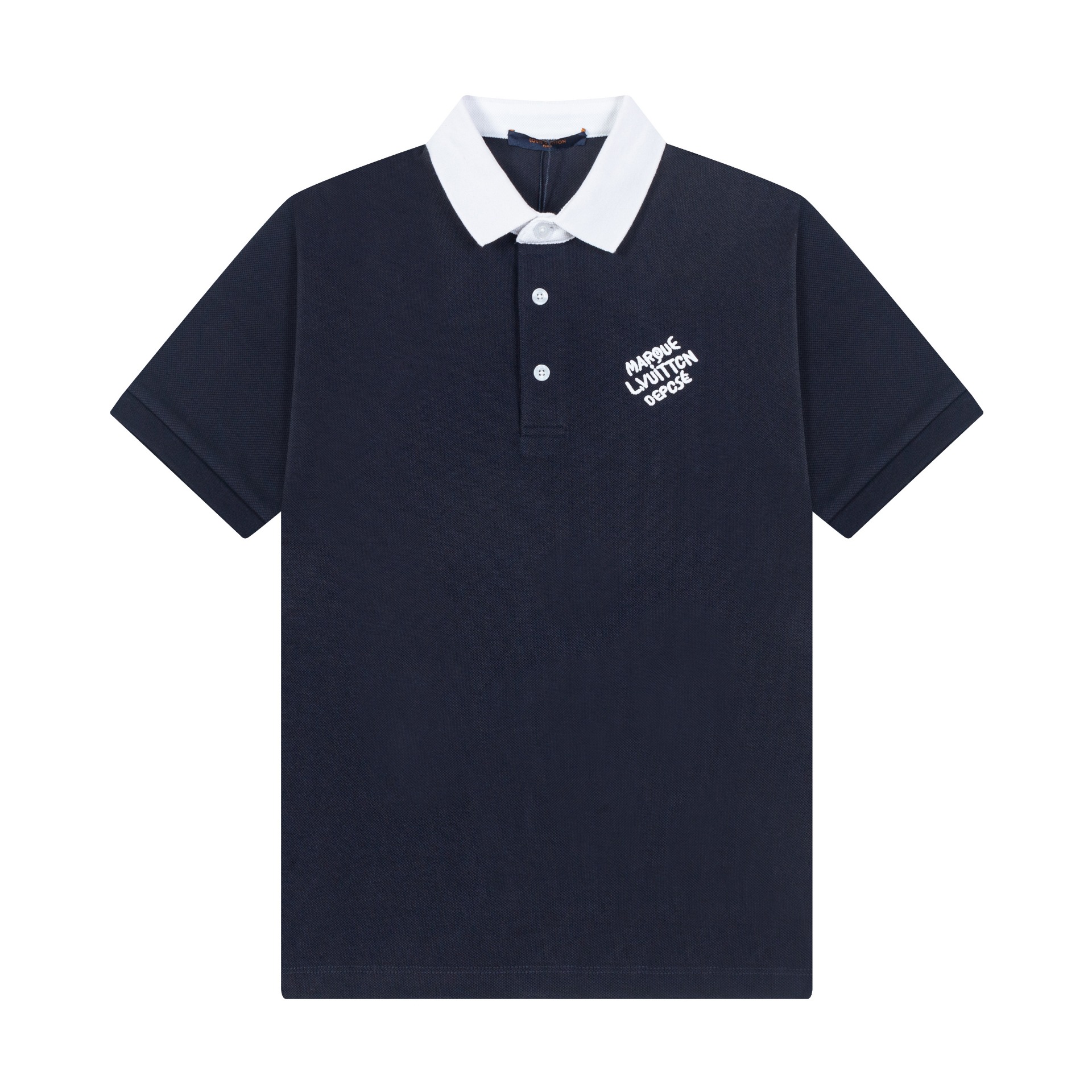 品牌:LV 克重:270 颜色:蓝色 黑色 原版定制1:1还原 刺绣工艺 纯棉丝光珠地 本款马球衫为珠地棉含蓄呈现全幅 Damier 提花织纹,以 Marque L.Vuitton déposée 标识刺绣点亮视线.珠光纽扣彰显丹迪风尚,可轻松融入日常造型. •标准版型 •Damier 提花珠地 •胸前 Marque L.Vuitton déposée 刺绣 •纽扣前襟 •珠光纽扣,顶端纽扣点缀 LV 标识 •罗纹衣领和袖口 •100% 棉