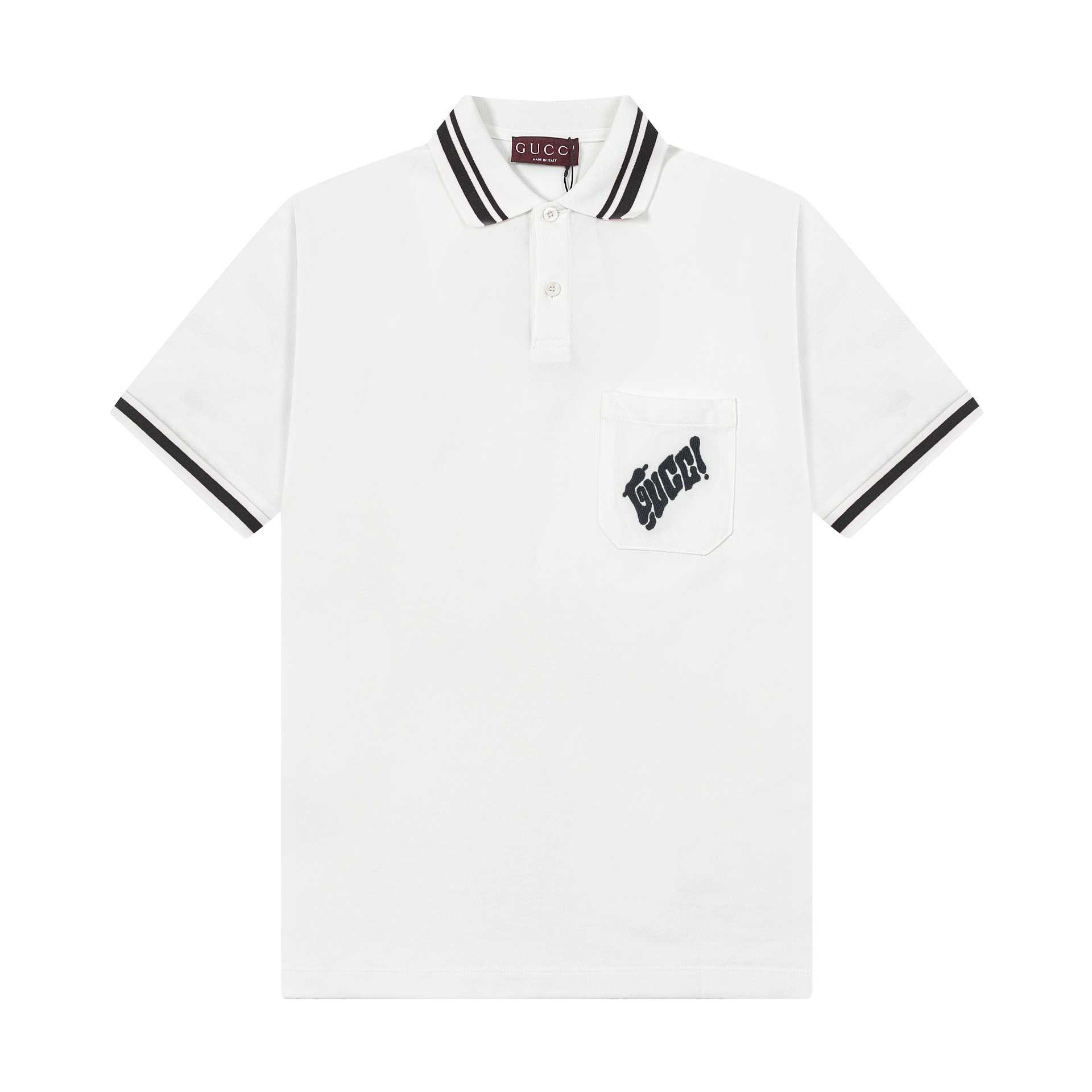 p110 品牌:GUCCI 面料:纯棉丝光珠地 克重:230克 颜色: 黑色 白色 藏青色 尺码:M-XXL 原版定制1:1细节还原 三标LOGO齐全 高端定制 饰刺绣棉质翻领恤 在2025早秋系列中,中国艺术家Currynew(Xiang Zhang)挥洒创意巧思,将全新品牌标识融入男士成衣、皮件和配饰作品中。这款翻领T恤以白色珠地棉制成,Gucci刺绣更添一抹亮色。 •白色珠地棉 •织带滚边 •Gucci刺绣 •Currynew(Xiang Zhang)艺术作品 •尖领 •短袖 •一个前贴袋 •胸袋 •纽扣门襟 •常规版型 •长度: 73厘米 •肩部: 47.5厘米 •胸围: 57厘米 •袖长: 24厘米 (M码) •意大利创作