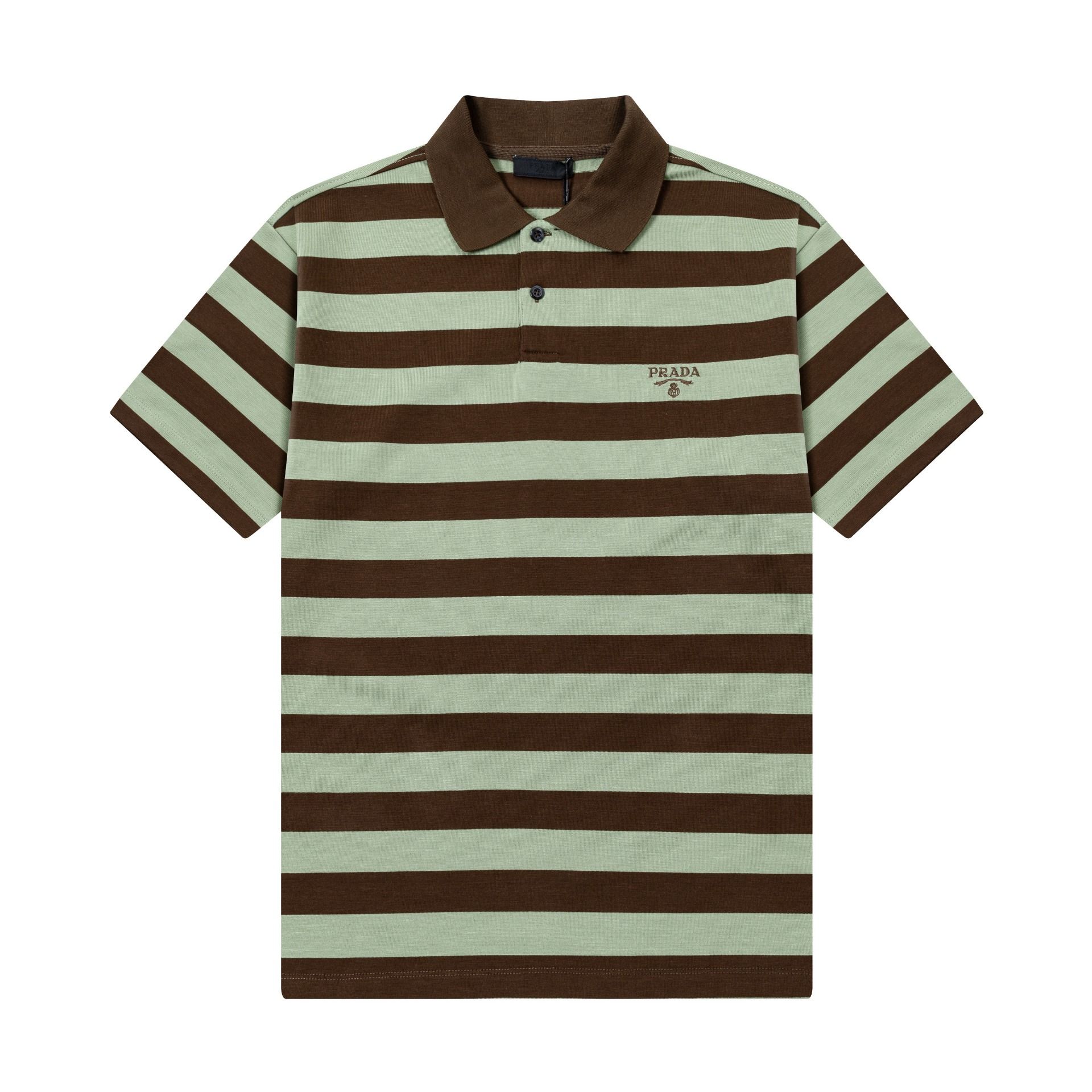 P115 Polo de puro algodón PRADA Este polo de algodón tiene una forma clásica y añade un encanto retro con un estampado …