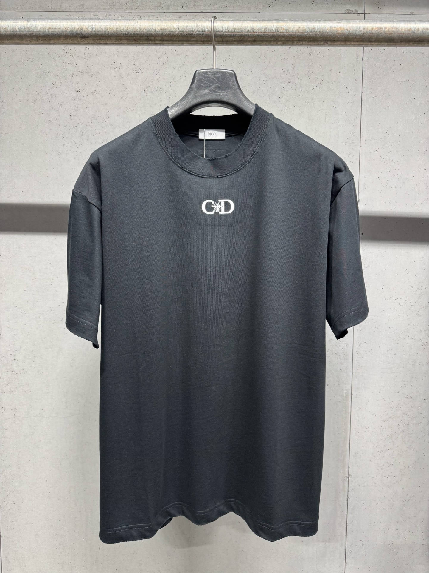 P105Dio 2026 nuevo CD bee 🐝 Camiseta de manga corta con cuello redondo bordada de 320 g y adorno de etiqueta de cuero …
