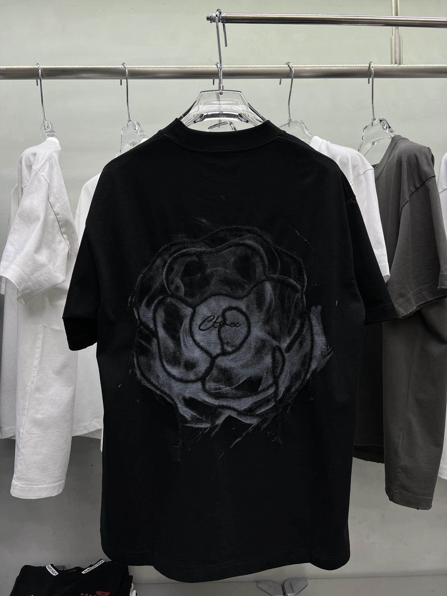 P115 Camelia 26ss nueva temporada de verano, pintada a mano, parche bordado con hilo deshilachado y suéter tejido a man…