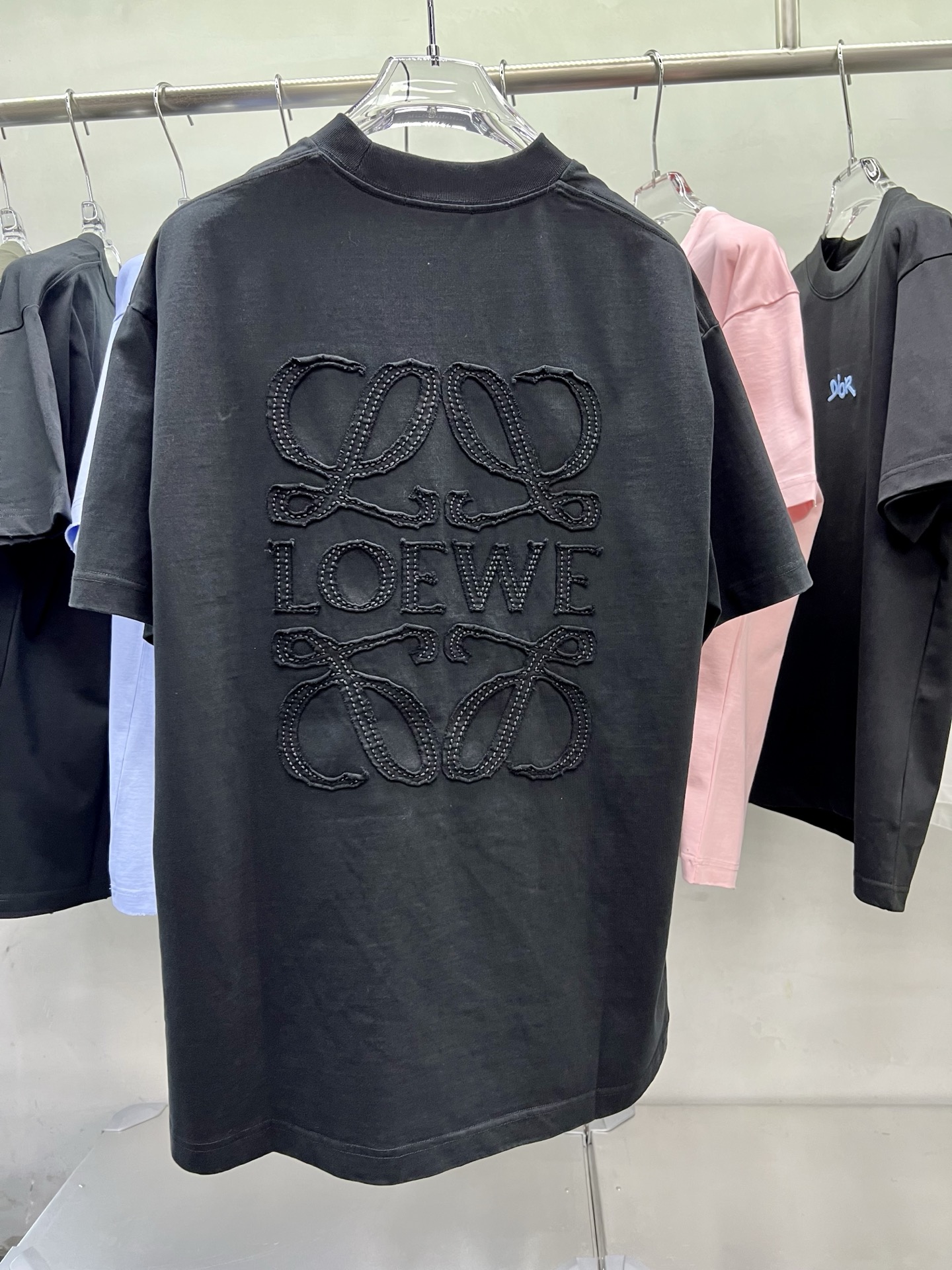 P120LOEW 2026s nueva colección, camiseta de manga corta con parche bordado y bordado a mano, diseño unisex de corte hol…
