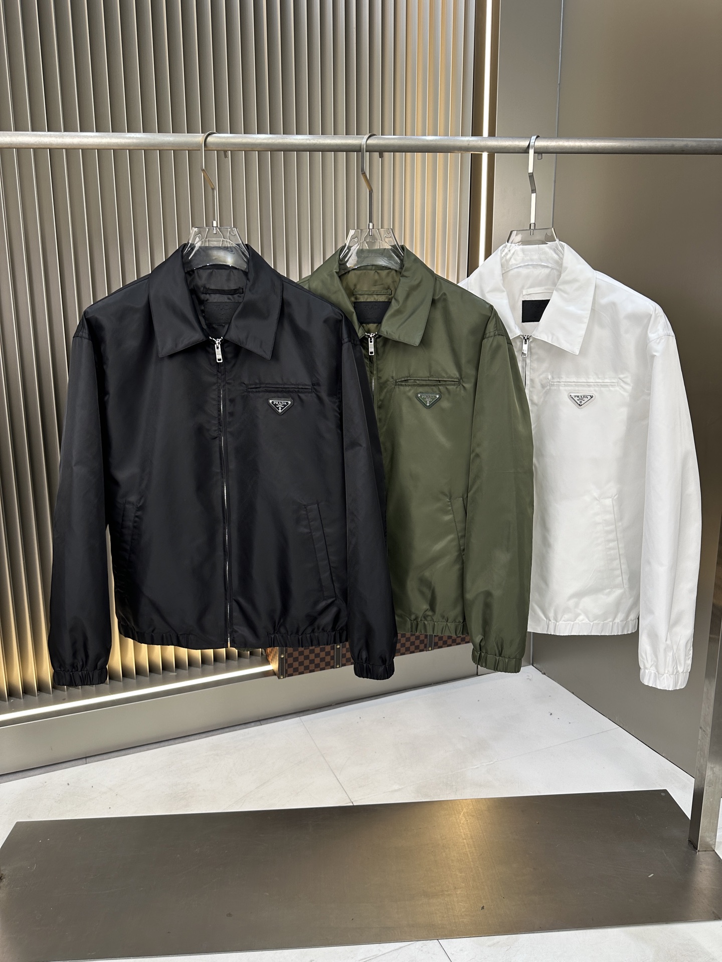 NO:116134,Prad Prada 2025 early spring new model is available, original single ruthless product, imported Italian fabrics, fashionable jackets and windbreakers. European counters are synchronized, and the upper body is more casual and elegant. The counter original hardware is luxurious and high-end customized accessories new work!  Luxury brand characteristics logo embellishment design, the highest quality shipment in the market, original auxiliary materials, the ultimate luxury!  Soft and comfortable. The upper body is so handsome!  Suitable for any scene!  Size M-XXXL (178 catties L maximum wear 190 catties), prada, prada, jackets & coats, jackets & coats, alexander wang19860909Prad普拉达 2025早春新款上市 原单狠货 意大利进口面料时尚夹克风衣外套.欧洲专柜同步,上身更随意大方,专柜原版五金奢华高档定制配饰新作！奢华品牌特质logo点缀设计,市场最高品质出货、原版辅料,奢华极致！柔软舒适.上身爆帅！适合任意场景！ 尺码M-XXXL（178 斤L 最大穿190斤）,,prada,prada,jackets & coats,jackets & coats,alexander wang,Men's clothing