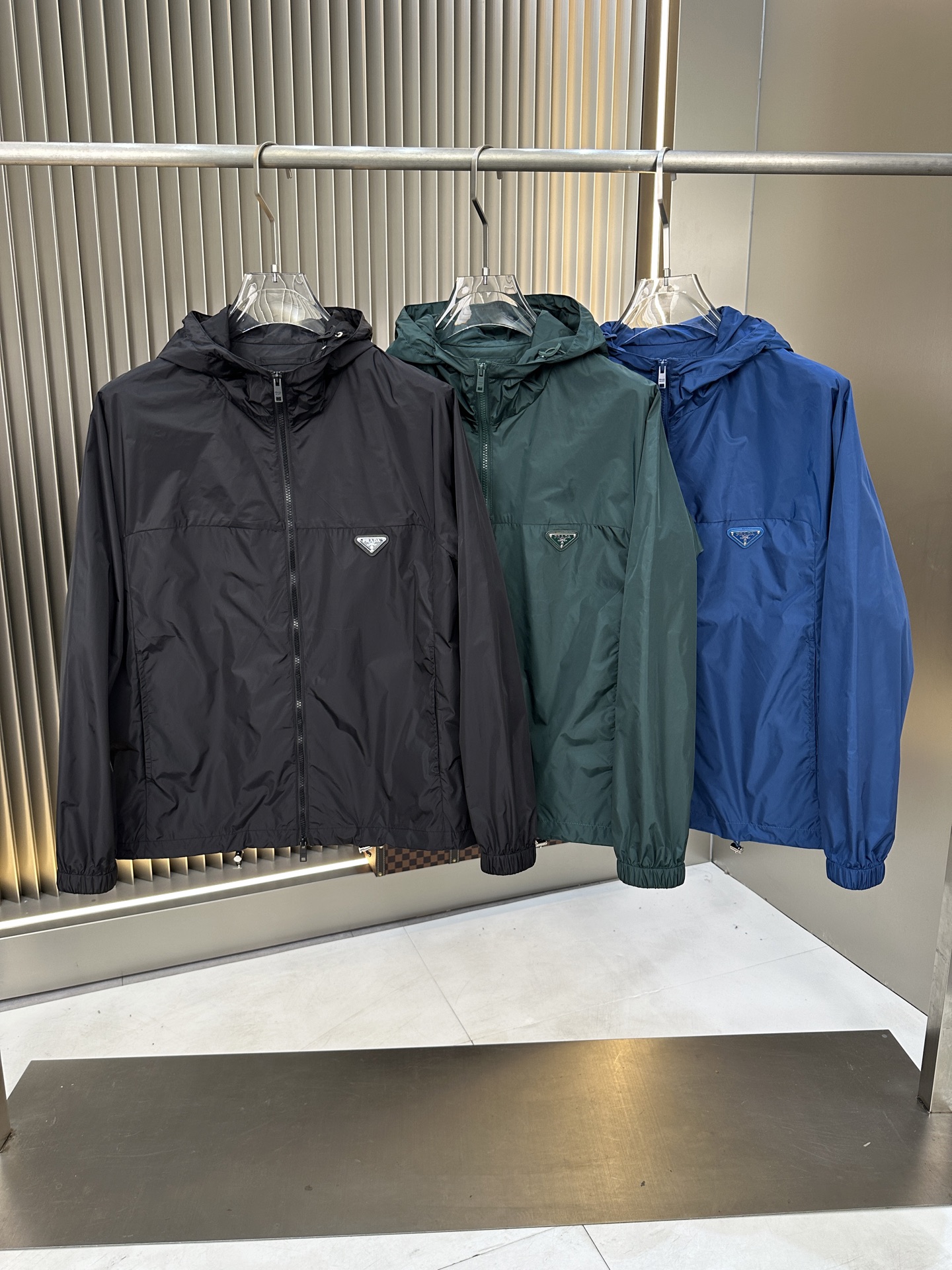 NO:116143,Prad Prada 2025 early spring new model is available, original single ruthless product, imported Italian fabrics, fashionable jackets and windbreakers. European counters are synchronized, and the upper body is more casual and elegant. The counter original hardware is luxurious and high-end customized accessories new work!  Luxury brand characteristics logo embellishment design, the highest quality shipment in the market, original auxiliary materials, the ultimate luxury!  Soft and comfortable. The upper body is so handsome!  Suitable for any scene!  Size M-XXXL (178 catties L maximum wear 190 catties), prada, prada, jackets & coats, jackets & coats, alexander wang19860909Prad普拉达 2025早春新款上市 原单狠货 意大利进口面料时尚夹克风衣外套.欧洲专柜同步,上身更随意大方,专柜原版五金奢华高档定制配饰新作！奢华品牌特质logo点缀设计,市场最高品质出货、原版辅料,奢华极致！柔软舒适.上身爆帅！适合任意场景！ 尺码M-XXXL（178 斤L 最大穿190斤）,,prada,prada,jackets & coats,jackets & coats,alexander wang,Men's clothing