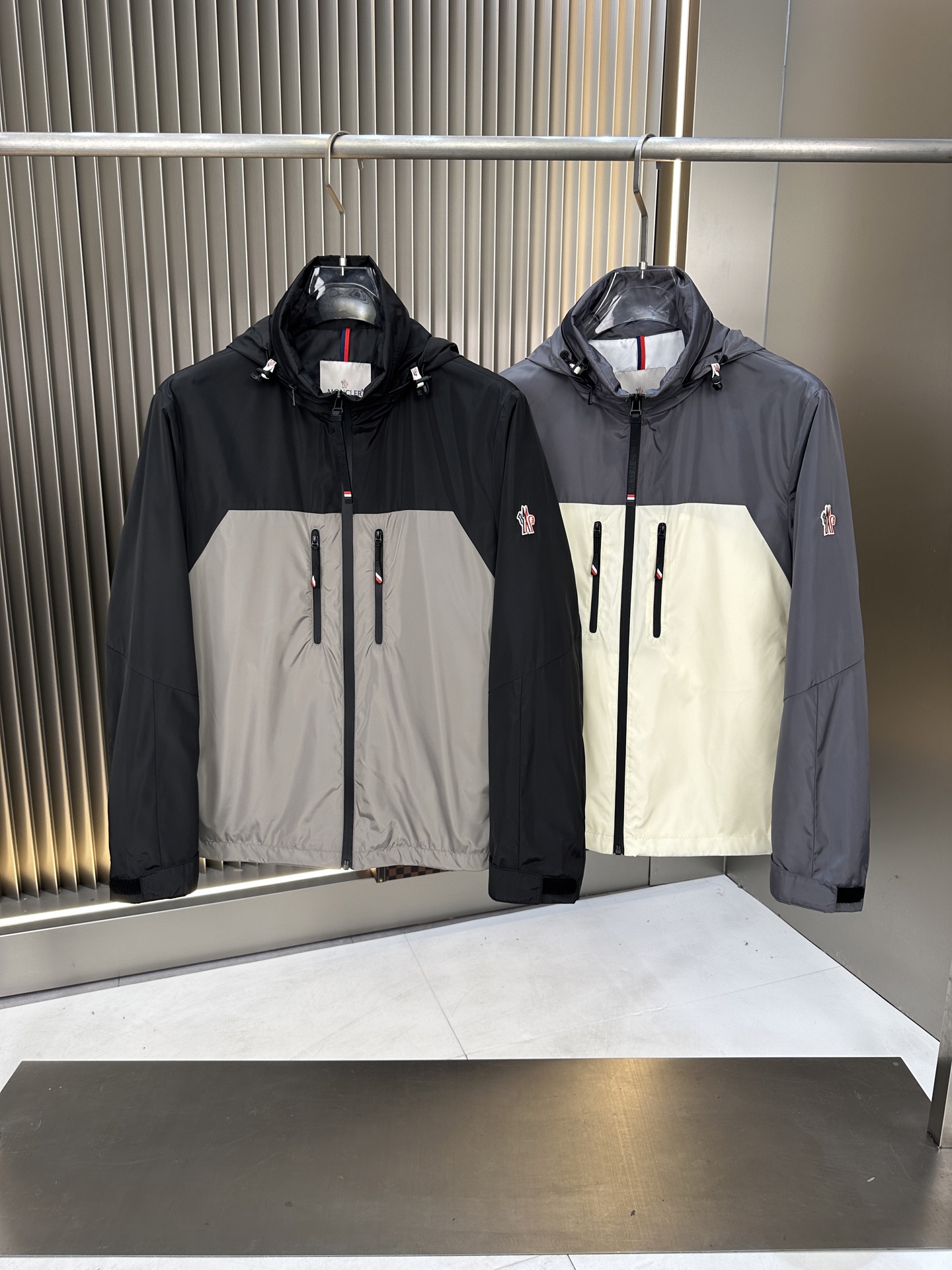 NO:116145,Mon masked 2025 early spring new model is available, original single ruthless product, imported Italian fabrics, fashionable jackets and windbreakers. European counters are synchronized, and the upper body is more casual and elegant. The counter original hardware is luxurious and high-end customized accessories new work!  Luxury brand characteristics logo embellishment design, the highest quality shipment in the market, original auxiliary materials, the ultimate luxury!  Soft and comfortable. The upper body is so handsome!  Suitable for any scene!  Size M-XXXL (178 catties L maximum wear 190 catties), Moncler, jackets & coats, jackets & coats, alexander wang19860909Mon蒙口 2025早春新款上市 原单狠货 意大利进口面料时尚夹克风衣外套.欧洲专柜同步,上身更随意大方,专柜原版五金奢华高档定制配饰新作！奢华品牌特质logo点缀设计,市场最高品质出货、原版辅料,奢华极致！柔软舒适.上身爆帅！适合任意场景！ 尺码M-XXXL（178 斤L 最大穿190斤）,,Moncler,jackets & coats,jackets & coats,alexander wang,Men's clothing