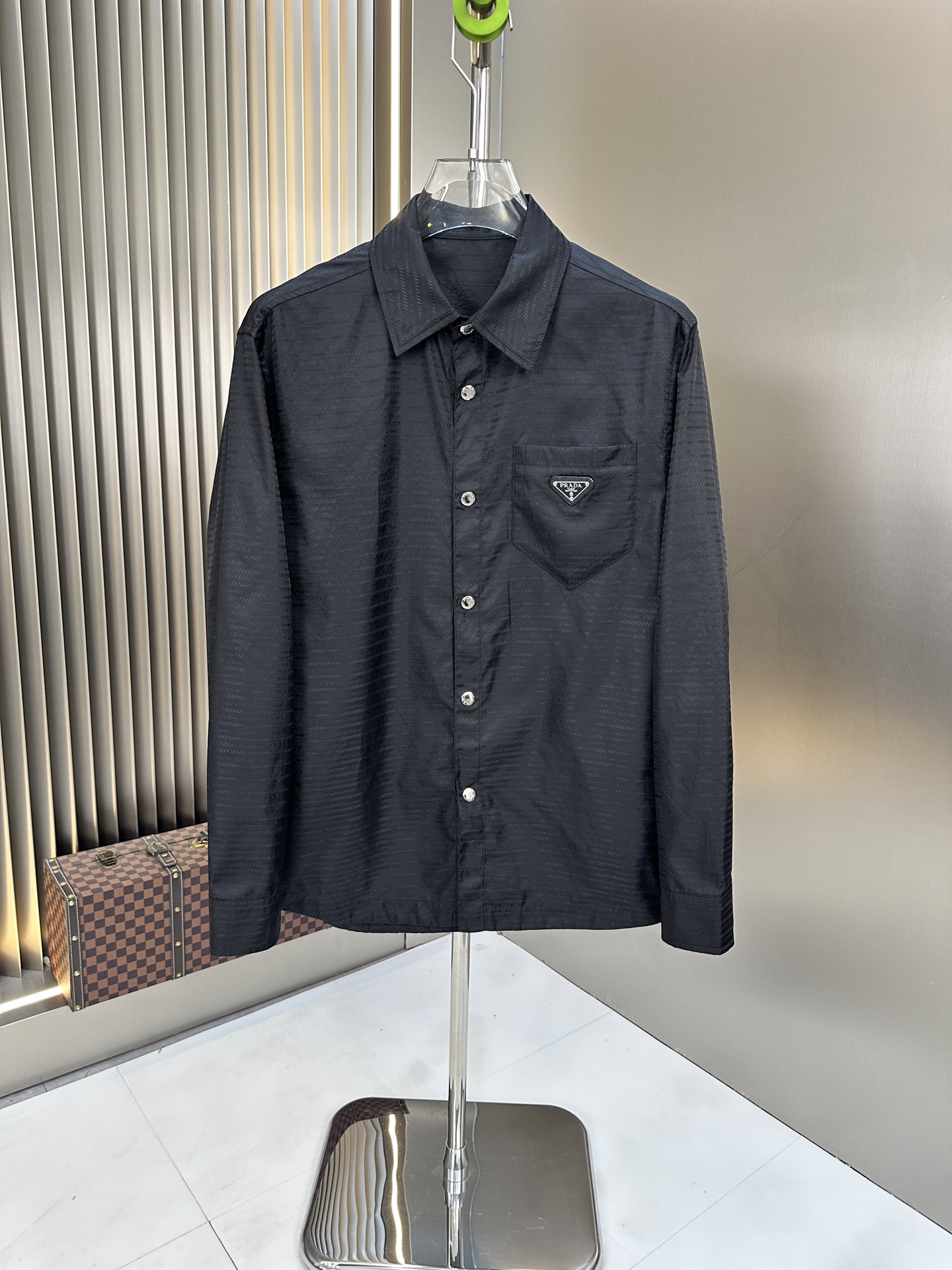 NO:116150,Prad Prada 2025 early spring new model is available, original single ruthless product, imported Italian fabrics, fashionable jackets and windbreakers. European counters are synchronized, and the upper body is more casual and elegant. The counter original hardware is luxurious and high-end customized accessories new work!  Luxury brand characteristics logo embellishment design, the highest quality shipment in the market, original auxiliary materials, the ultimate luxury!  Soft and comfortable. The upper body is so handsome!  Suitable for any scene!  Size M-XXXL (178 catties L maximum wear 190 catties), prada, prada, jackets & coats, jackets & coats, alexander wang19860909Prad普拉达 2025早春新款上市 原单狠货 意大利进口面料时尚夹克风衣外套.欧洲专柜同步,上身更随意大方,专柜原版五金奢华高档定制配饰新作！奢华品牌特质logo点缀设计,市场最高品质出货、原版辅料,奢华极致！柔软舒适.上身爆帅！适合任意场景！ 尺码M-XXXL（178 斤L 最大穿190斤）,,prada,prada,jackets & coats,jackets & coats,alexander wang,Men's clothing