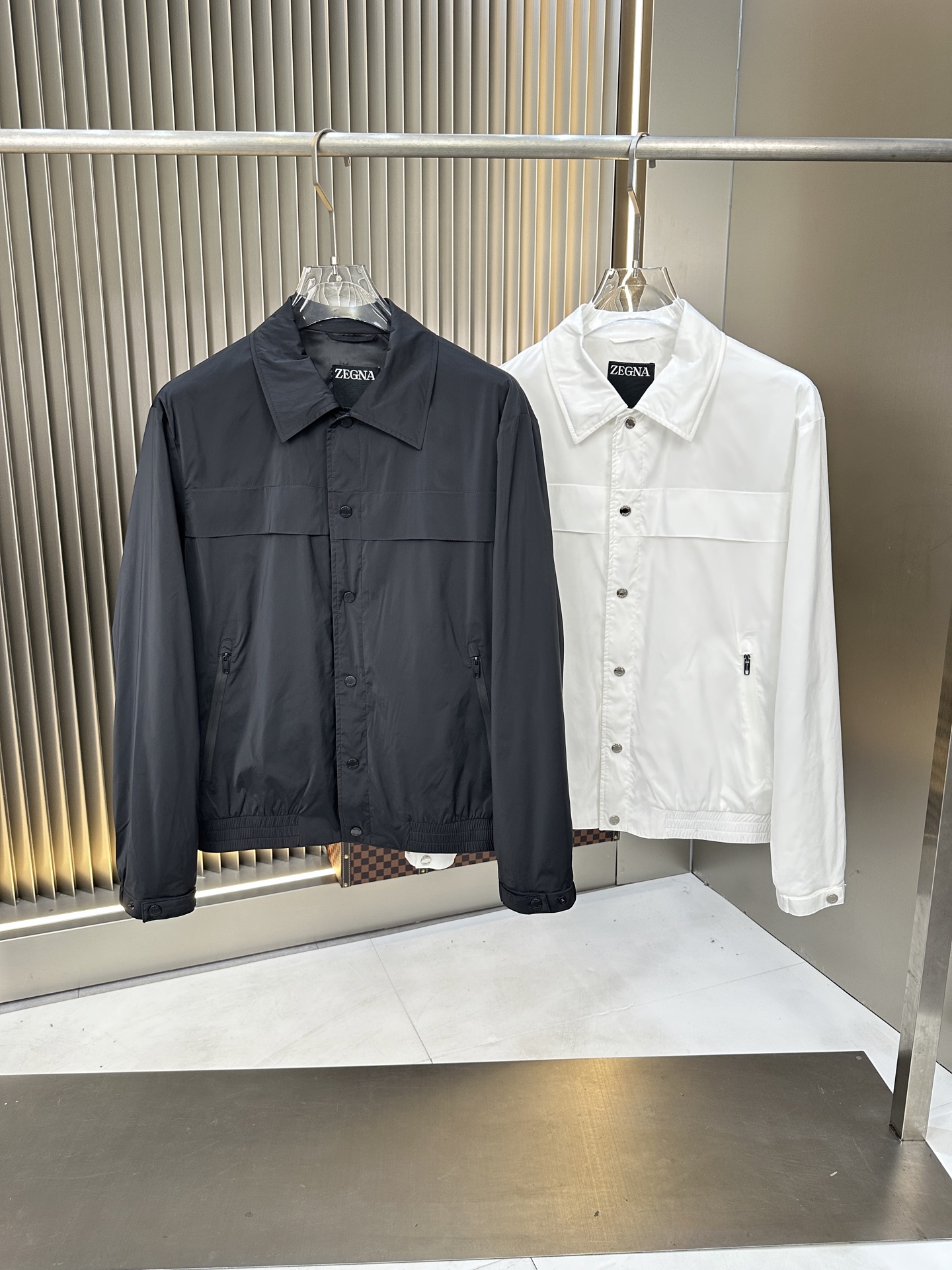 NO:116146,Zegna Jenia 2025 early spring new model is available, original single ruthless product, imported Italian fabrics, fashionable jackets and windbreakers. European counters are synchronized, and the upper body is more casual and elegant. The counter original hardware is luxurious and high-end customized accessories new work!  Luxury brand characteristics logo embellishment design, the highest quality shipment in the market, original auxiliary materials, the ultimate luxury!  Soft and comfortable. The upper body is so handsome!  Suitable for any scene!  Size M-XXXL (178 catties L maximum wear 190 catties), Jackets & coats, Jackets & coats, Alexander wang19860909Zegna杰妮亚 2025早春新款上市 原单狠货 意大利进口面料时尚夹克风衣外套.欧洲专柜同步,上身更随意大方,专柜原版五金奢华高档定制配饰新作！奢华品牌特质logo点缀设计,市场最高品质出货、原版辅料,奢华极致！柔软舒适.上身爆帅！适合任意场景！ 尺码M-XXXL（178 斤L 最大穿190斤）,,jackets & coats,jackets & coats,alexander wang,Men's clothing