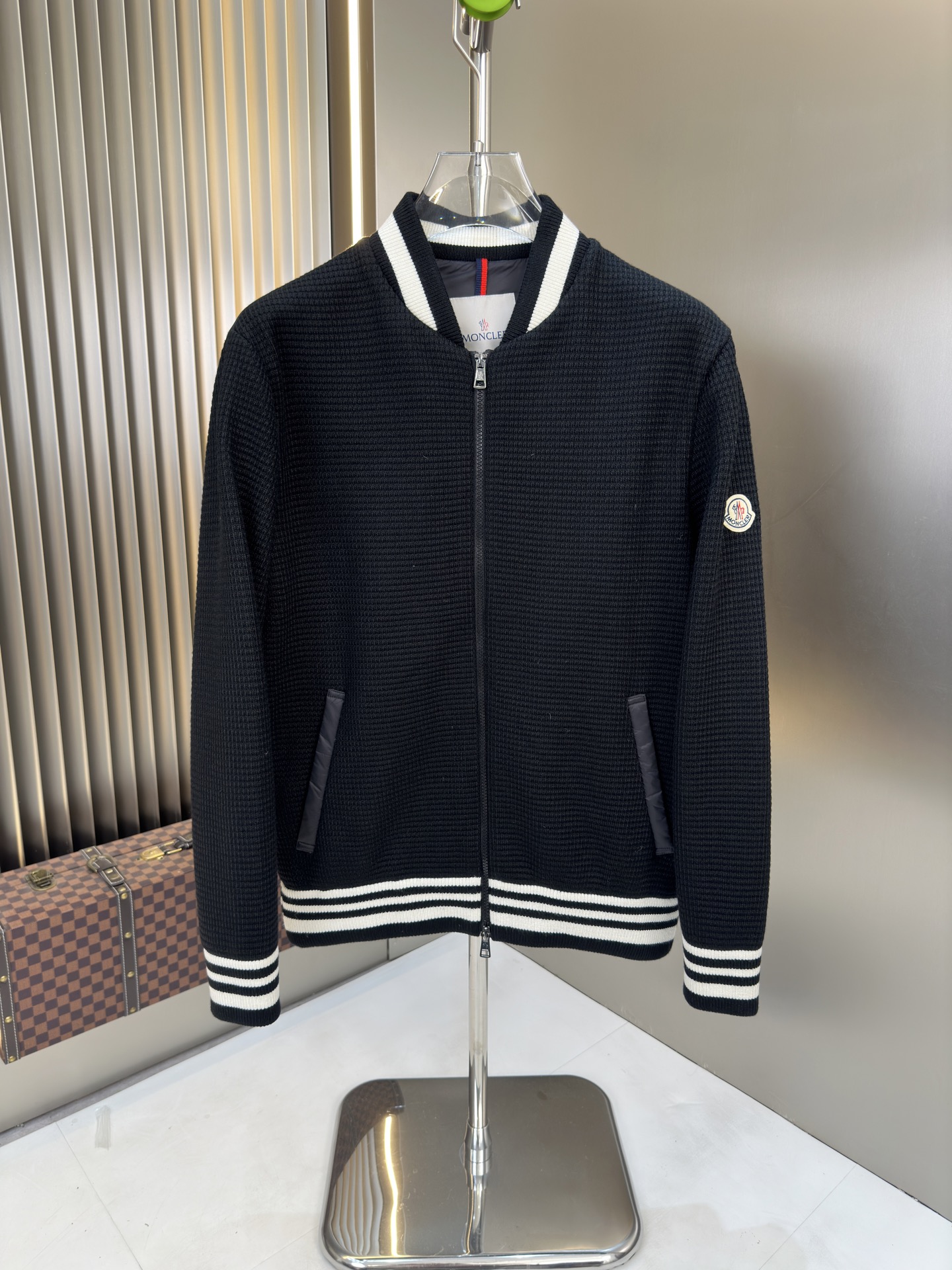 NO:541121,Hot new knitted down jacket with autumn and winter original 1:1 custom hardware accessories are fully imported and customized. Welcome to counter comparison. Absolutely high quality. Use top-grade 90 white duck down, super soft, fluffy and full, super heavy fabric with a perfect fit, pay attention to the super comfortable fabric, Exclusive model, non-market goods, same size for men and women. Number of sizes. M1 XXXL,, down jacket, alexander wang19860909爆款秋冬新款针织羽绒服 原版1:1订制五金配件全进口原版定制 欢迎专柜对比 绝对的高品质 采用顶级90白鸭绒 超柔软 充羽量蓬松饱满 超级重面料做工杠杠的版型完美 注意面料超舒服 独家款 非市场货 男女同款尺码码数.码数M一XXXL,,down jacket,alexander wang,Men's clothing