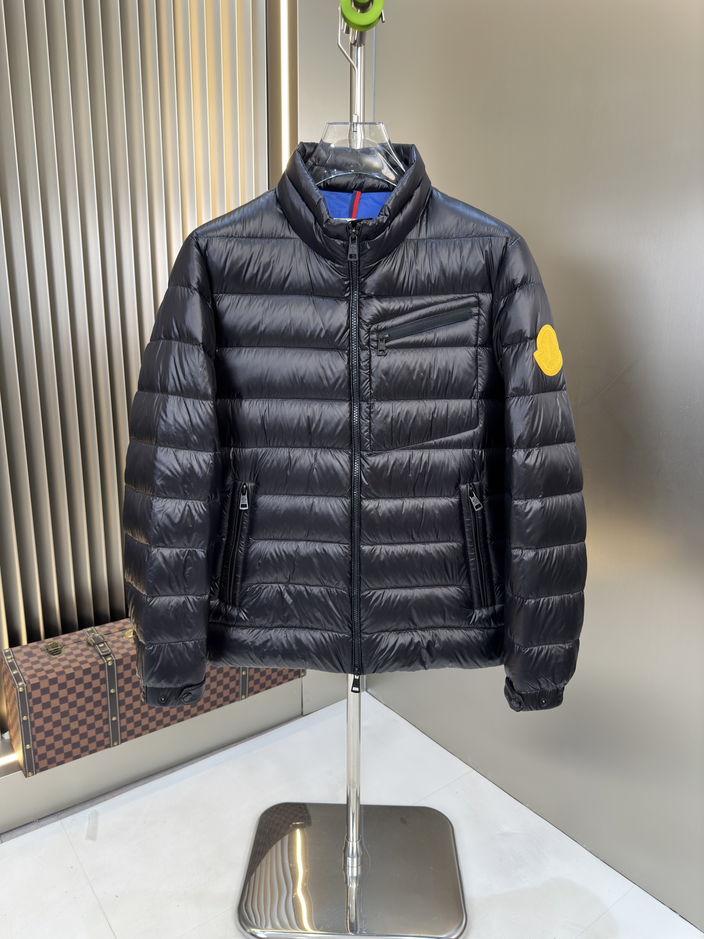 NO:507568,The hot new style of autumn and winter thin down jacket. Original 1:1 customized hardware accessories are fully imported and customized. Welcome to the counter comparison. Absolutely high quality. It uses top-grade 90 white duck down. Super soft. The filling volume is fluffy and full. The super heavy fabric has a perfect fit. Pay attention to the super comfortable fabric. Exclusive model. Non-market goods. Sizes the same size for men and women. Number of sizes. XXXL, down jacket, alexander wang.19860909爆款秋冬新款轻薄羽绒服 原版1:1订制五金配件全进口原版定制 欢迎专柜对比 绝对的高品质 采用顶级90白鸭绒 超柔软 充羽量蓬松饱满 超级重面料做工杠杠的版型完美 注意面料超舒服 独家款 非市场货 男女同款尺码码数.码数M一XXXL,,down jacket,alexander wang,Men's clothing