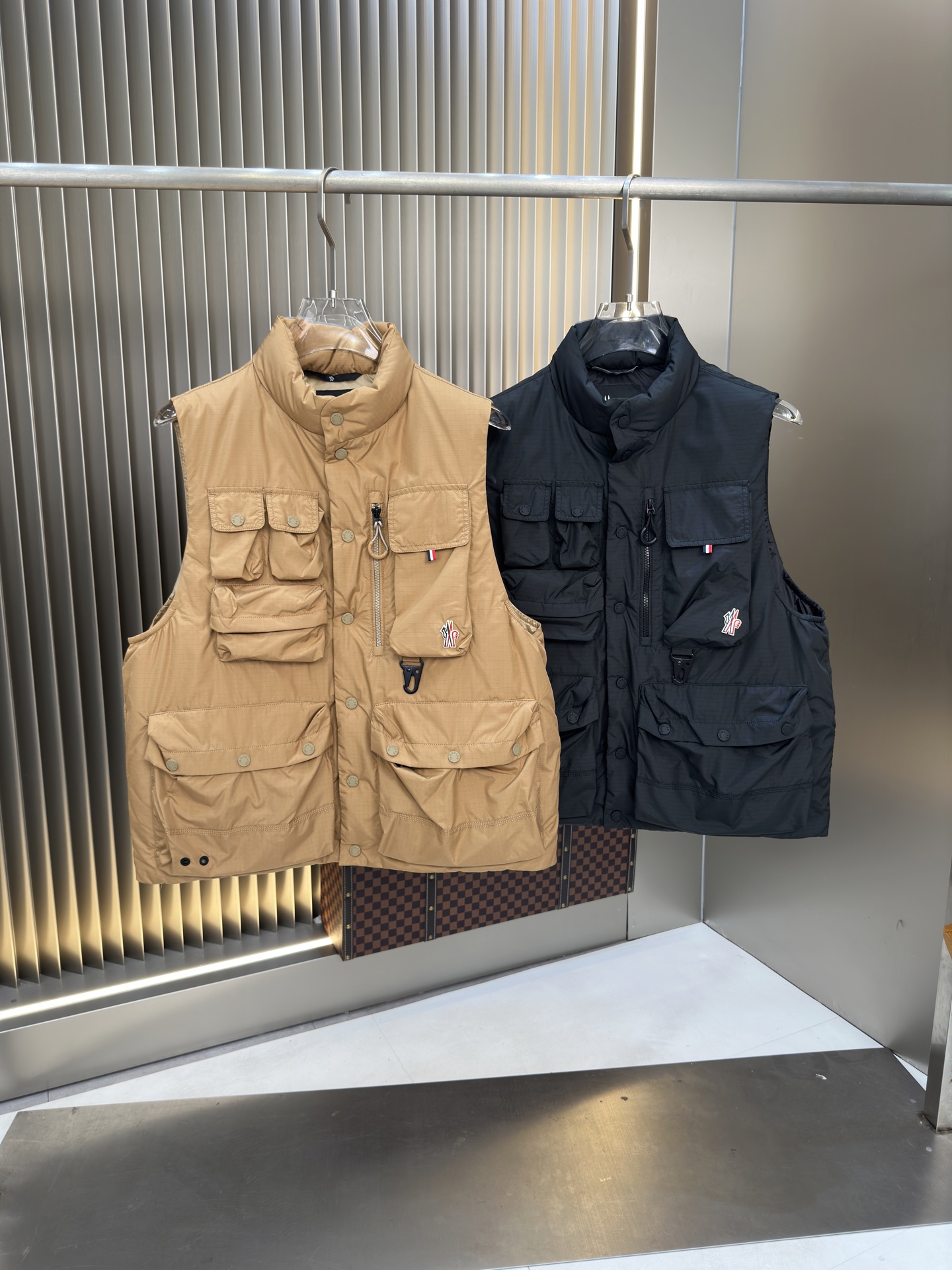 NO:510121,Hot new autumn and winter vest down jacket Original 1:1 custom hardware accessories are fully imported and customized. Welcome to compare counters. Absolutely high quality. Use top-grade 90 white duck down, super soft, fluffy and full, super heavy fabric with a perfect fit, pay attention to the super comfortable fabric, Exclusive model, non-market goods, same size for men and women. Number of sizes. M1 XXXL,, down jacket, alexander wang19860909爆款秋冬新款马甲羽绒服 原版1:1订制五金配件全进口原版定制 欢迎专柜对比 绝对的高品质 采用顶级90白鸭绒 超柔软 充羽量蓬松饱满 超级重面料做工杠杠的版型完美 注意面料超舒服 独家款 非市场货 男女同款尺码码数.码数M一XXXL,,down jacket,alexander wang,Men's clothing