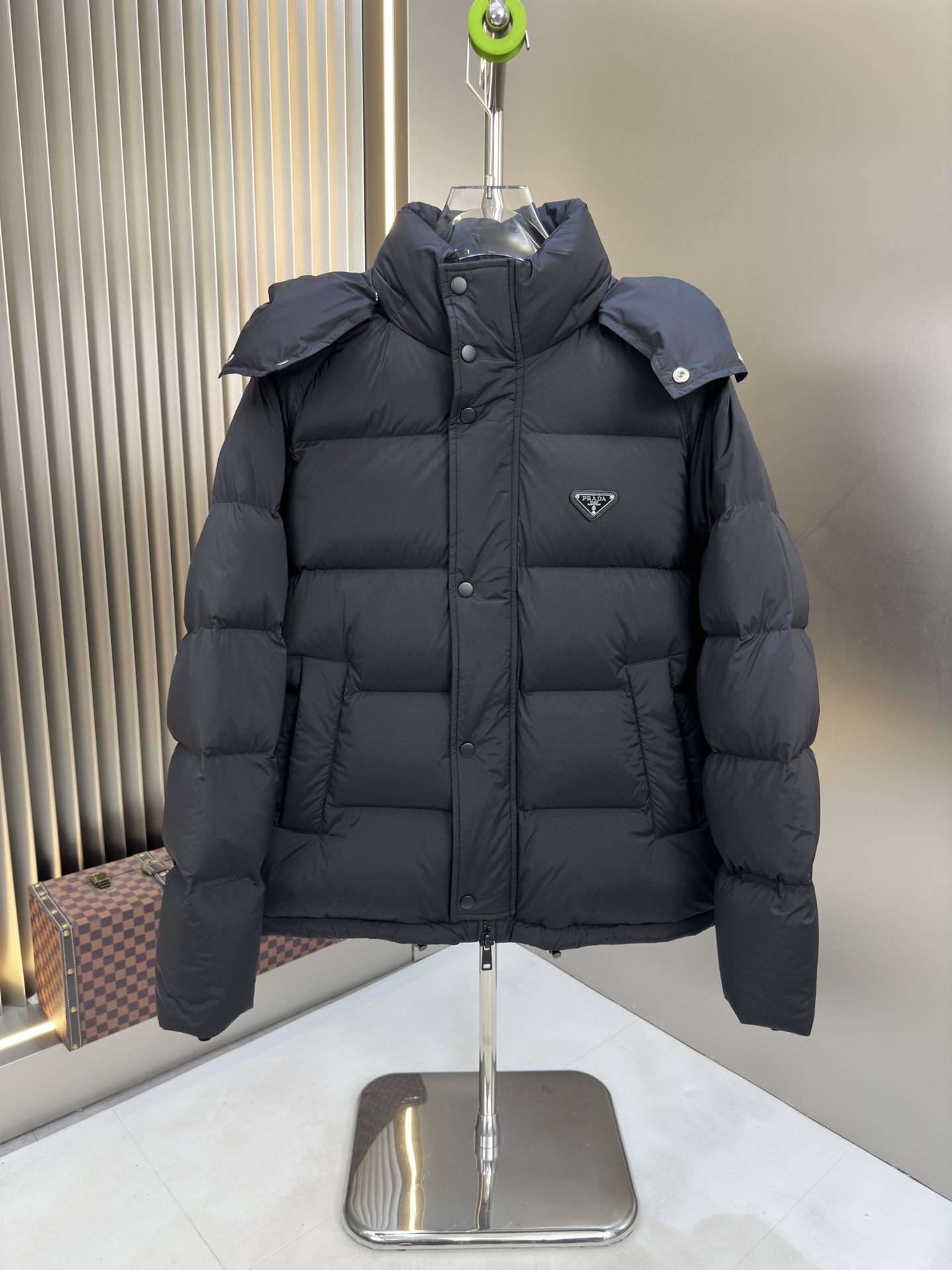NO:549249,Exclusive 2025 autumn and winter down jacket Original 1:1 customized hardware accessories are fully imported and customized. Welcome to compare the counter. Absolute high quality. Use top-grade 90 white duck down, super soft, fluffy and full, super heavy fabric with a perfect fit, pay attention to the super comfortable fabric, Exclusive model, non-market goods, the same size of men and women. The number of codes M1 XXXL,, down jacket, alexander wang19860909爆款独家爆款2025秋冬新款羽绒服 原版1:1订制五金配件全进口原版定制 欢迎专柜对比 绝对的高品质 采用顶级90白鸭绒 超柔软 充羽量蓬松饱满 超级重面料做工杠杠的版型完美 注意面料超舒服 独家款 非市场货 男女同款尺码码数.码数M一XXXL,,down jacket,alexander wang,Men's clothing