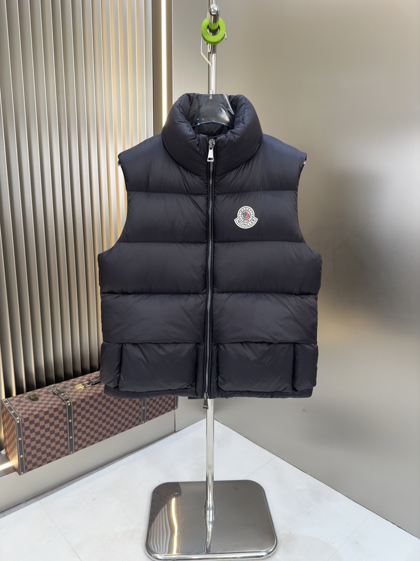 NO:500329,Exclusive 2025 autumn and winter new vest down jacket Original 1:1 custom hardware accessories are fully imported and customized. Welcome to counter comparison. Absolutely high quality. Use top-grade 90 white duck down, super soft, fluffy and full, super heavy fabric with a perfect fit, pay attention to the super comfortable fabric, Exclusive model, non-market goods, the same size of men and women. Number of codes 0-4,, down jacket, alexander wang19860909爆款独家爆款2025秋冬新款马甲羽绒服 原版1:1订制五金配件全进口原版定制 欢迎专柜对比 绝对的高品质 采用顶级90白鸭绒 超柔软 充羽量蓬松饱满 超级重面料做工杠杠的版型完美 注意面料超舒服 独家款 非市场货 男女同款尺码码数.码数 0-4,,down jacket,alexander wang,Men's clothing