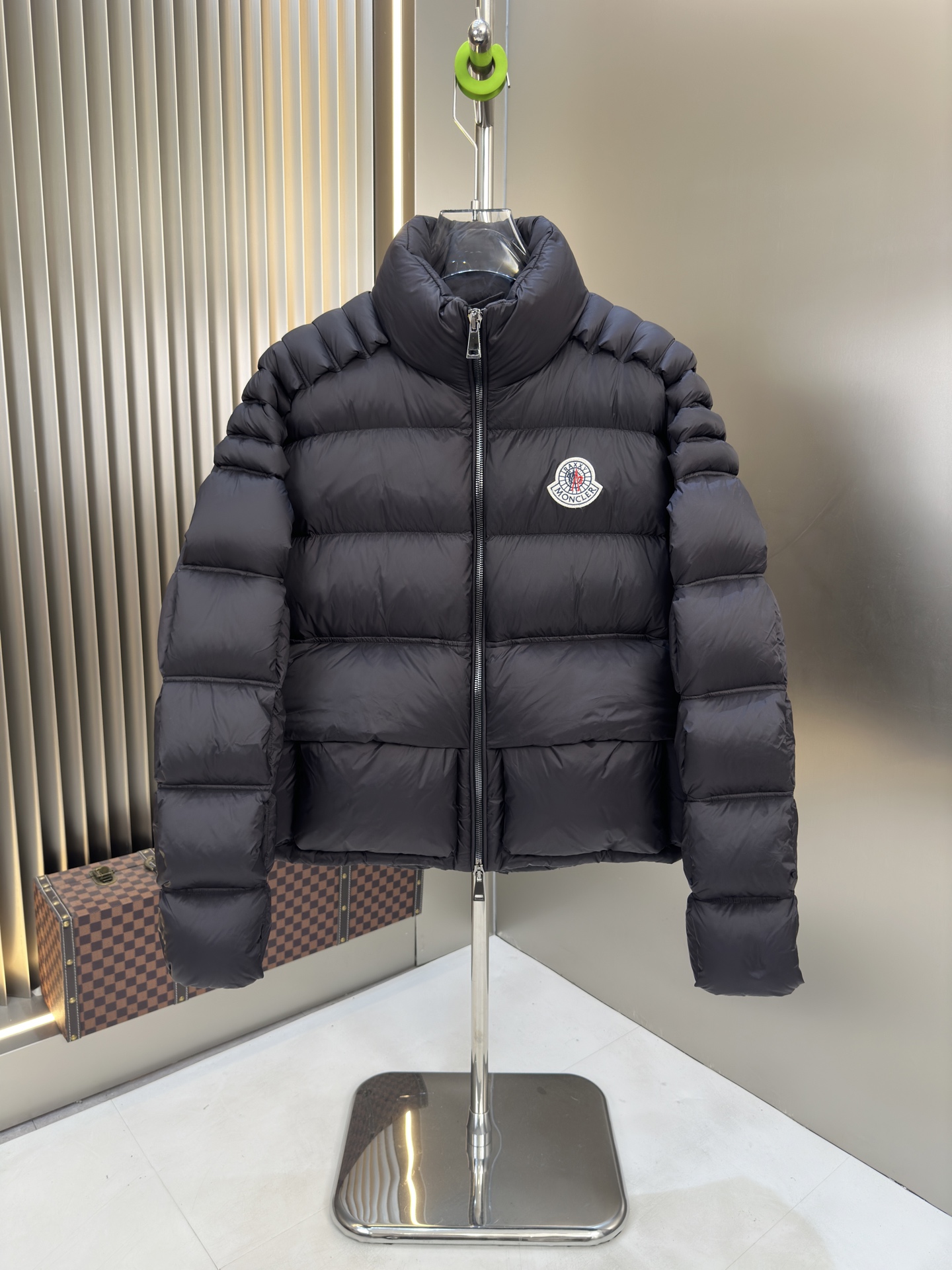 NO:500333,Exclusive 2025 autumn and winter down jacket Original 1:1 customized hardware accessories are fully imported and customized. Welcome to compare counters. Absolute high quality. Use top-grade 90 white duck down, super soft, fluffy and full, super heavy fabric with a perfect fit. Pay attention to the super comfortable fabric. Exclusive model. Non-market goods. Sizes the same size for men and women. Number of 0-4,, down jacket, alexander wang19860909爆款独家爆款2025秋冬新款羽绒服 原版1:1订制五金配件全进口原版定制 欢迎专柜对比 绝对的高品质 采用顶级90白鸭绒 超柔软 充羽量蓬松饱满 超级重面料做工杠杠的版型完美 注意面料超舒服 独家款 非市场货 男女同款尺码码数.码数0-4,,down jacket,alexander wang,Men's clothing