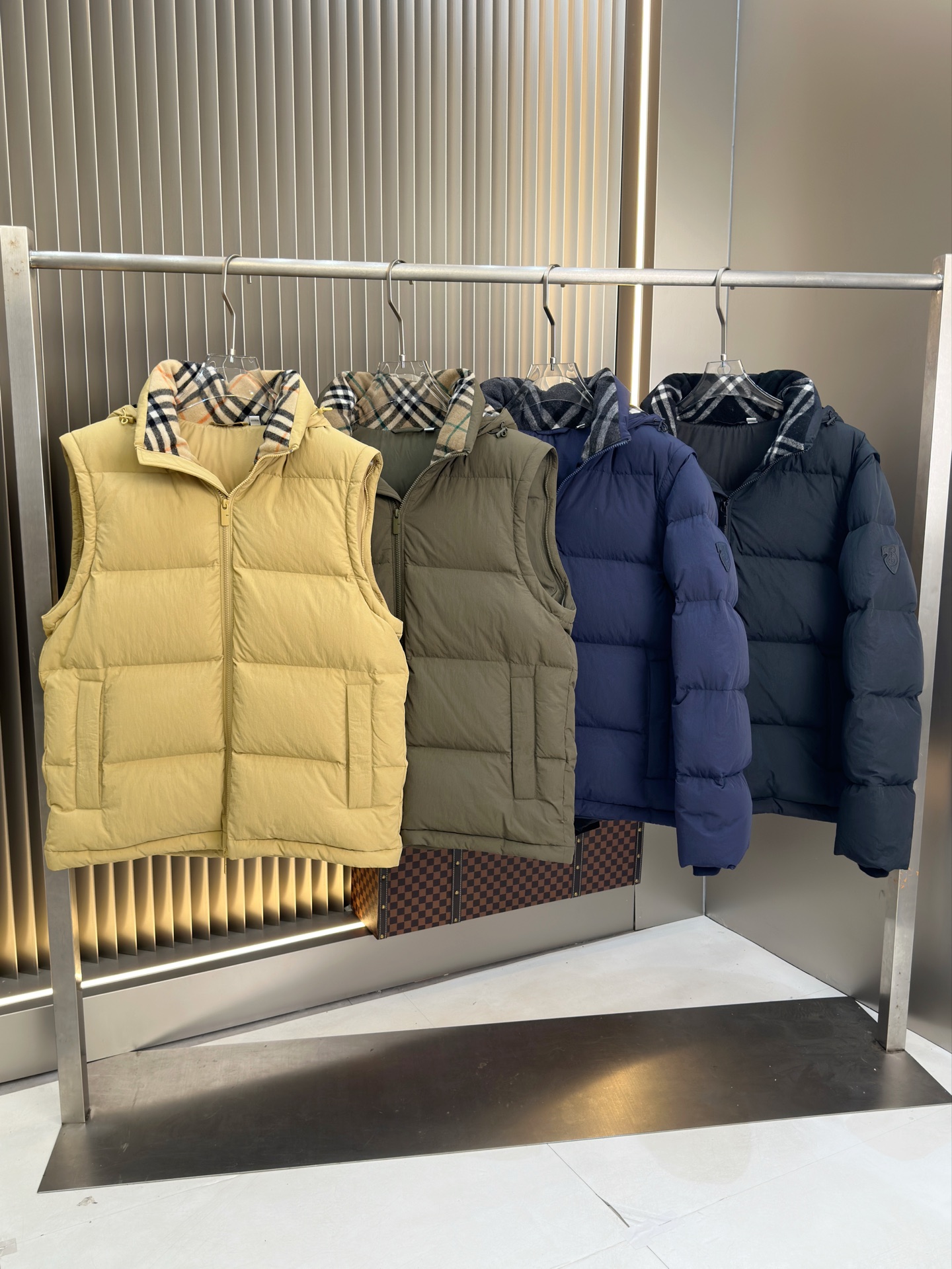 NO:498490,Main recommendation. Exclusive 2025 autumn and winter new down jacket. Original 1:1 customized hardware accessories are fully imported and customized. Welcome to compare counters. Absolute high quality. Use top-grade 90 white duck down. Super soft. Flush and full. Super heavy fabric has a perfect fit. Pay attention to the super comfortable fabric. Exclusive model. Non-market goods. Size and size for men and women. Size S-XXL, down jacket, alexander wang.19860909主推 .爆款独家爆款2025秋冬新款羽绒服 原版1:1订制五金配件全进口原版定制 欢迎专柜对比 绝对的高品质 采用顶级90白鸭绒 超柔软 充羽量蓬松饱满 超级重面料做工杠杠的版型完美 注意面料超舒服 独家款 非市场货 男女同款尺码码数.码数S-XXL,,down jacket,alexander wang,Men's clothing