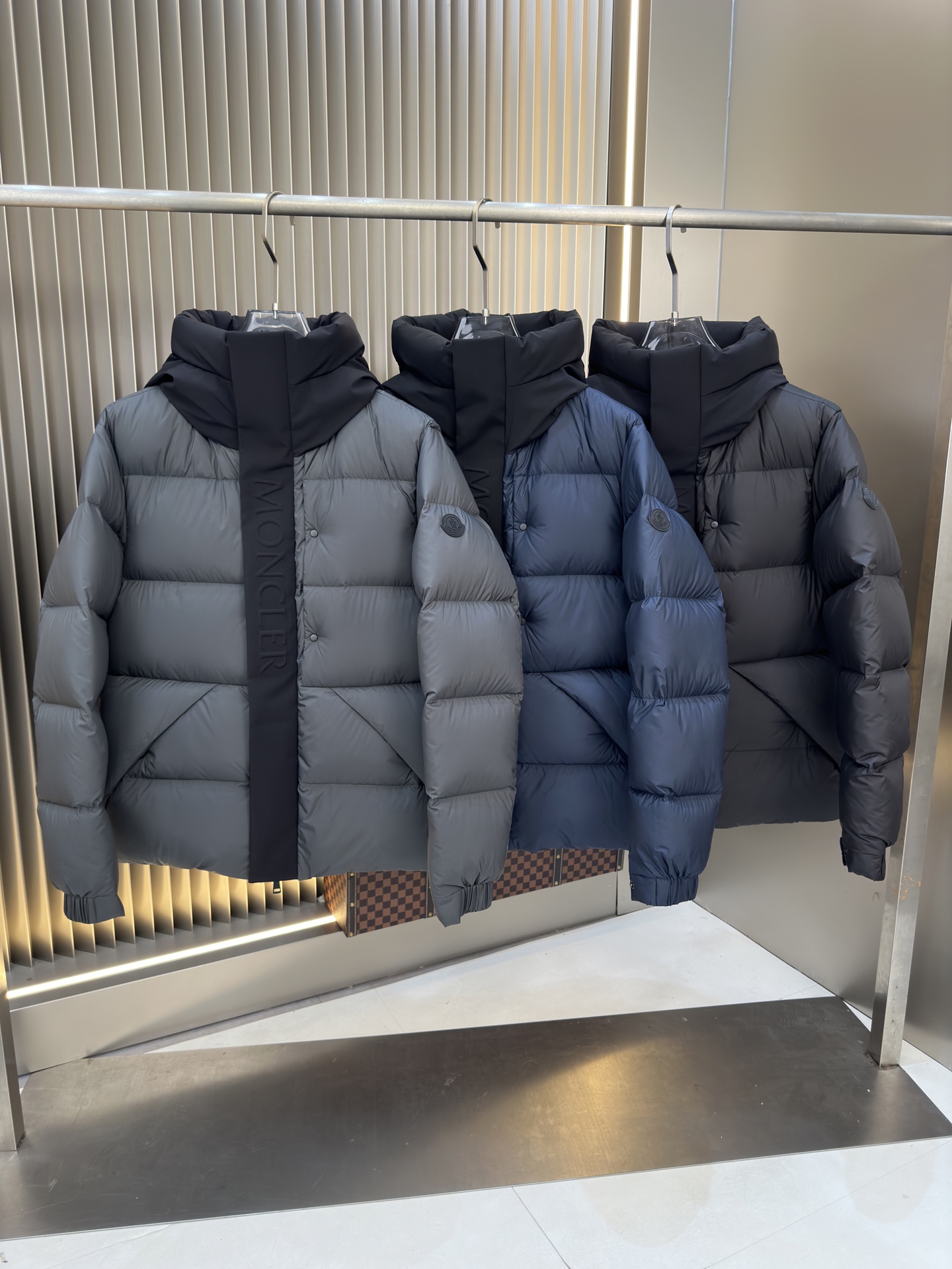NO:498486,Main recommendation. Exclusive 2025 autumn and winter new down jacket. Original 1:1 customized hardware accessories are fully imported and customized. Welcome to compare the counter. Absolute high quality. Use top-grade 90 white duck down. Super soft. Flush and full. Super heavy fabric has a perfect fit. Pay attention to the super comfortable fabric. Exclusive model. Non-market goods. Sizes the same size for men and women. Number of sizes. XXXL, down jacket, alexander wang.19860909主推 .爆款独家爆款2025秋冬新款羽绒服 原版1:1订制五金配件全进口原版定制 欢迎专柜对比 绝对的高品质 采用顶级90白鸭绒 超柔软 充羽量蓬松饱满 超级重面料做工杠杠的版型完美 注意面料超舒服 独家款 非市场货 男女同款尺码码数.码数M一XXXL,,down jacket,alexander wang,Men's clothing