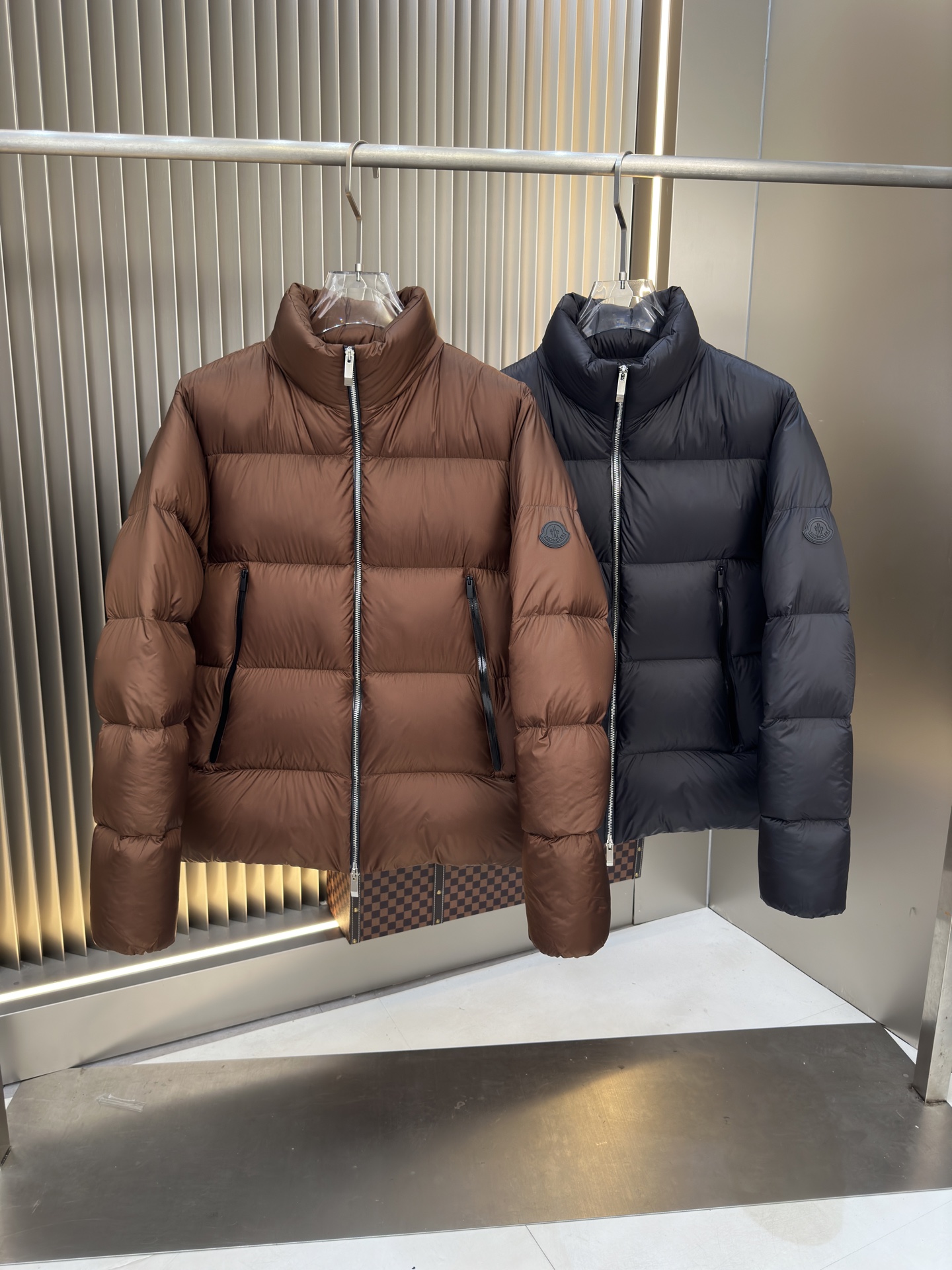 NO:498483,Main recommendation. Exclusive 2025 autumn and winter new down jacket. Original 1:1 customized hardware accessories are fully imported and customized. Welcome to compare the counter. Absolute high quality. Use top-grade 90 white duck down. Super soft. Flush and full. Super heavy fabric has a perfect fit. Pay attention to the super comfortable fabric. Exclusive model. Non-market goods. Sizes the same size for men and women. Number of sizes. XXXL, down jacket, alexander wang.19860909主推 .爆款独家爆款2025秋冬新款羽绒服 原版1:1订制五金配件全进口原版定制 欢迎专柜对比 绝对的高品质 采用顶级90白鸭绒 超柔软 充羽量蓬松饱满 超级重面料做工杠杠的版型完美 注意面料超舒服 独家款 非市场货 男女同款尺码码数.码数M一XXXL,,down jacket,alexander wang,Men's clothing