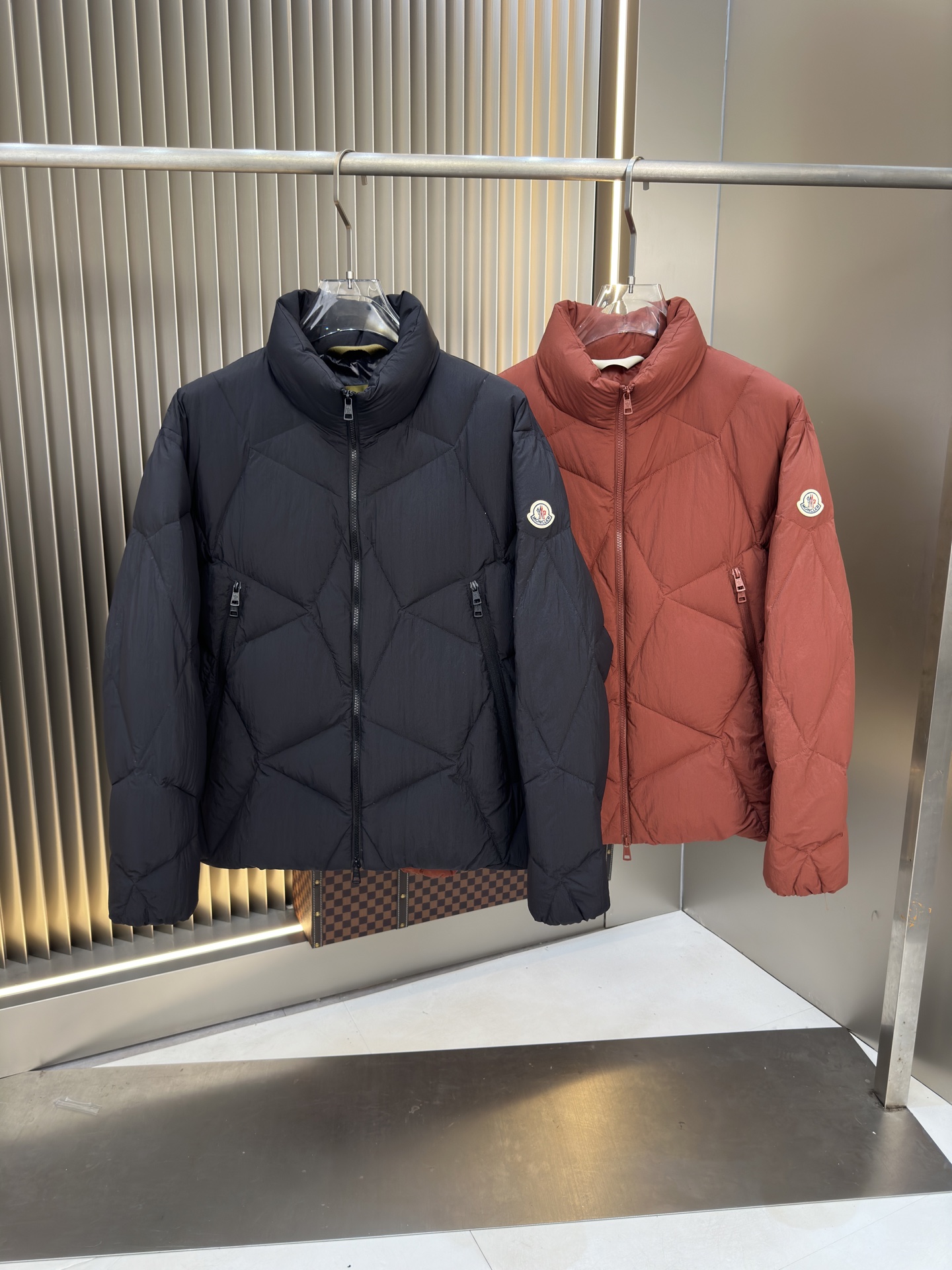 NO:550703,Exclusive 2025 autumn and winter down jacket Original 1:1 customized hardware accessories are fully imported and customized. Welcome to compare the counter. Absolute high quality. Use top-grade 90 white duck down, super soft, fluffy and full, super heavy fabric with a perfect fit, pay attention to the super comfortable fabric, Exclusive model, non-market goods, the same size of men and women. The number of codes M1 XXXL,, down jacket, alexander wang19860909爆款独家爆款2025秋冬新款羽绒服 原版1:1订制五金配件全进口原版定制 欢迎专柜对比 绝对的高品质 采用顶级90白鸭绒 超柔软 充羽量蓬松饱满 超级重面料做工杠杠的版型完美 注意面料超舒服 独家款 非市场货 男女同款尺码码数.码数M一XXXL,,down jacket,alexander wang,Men's clothing