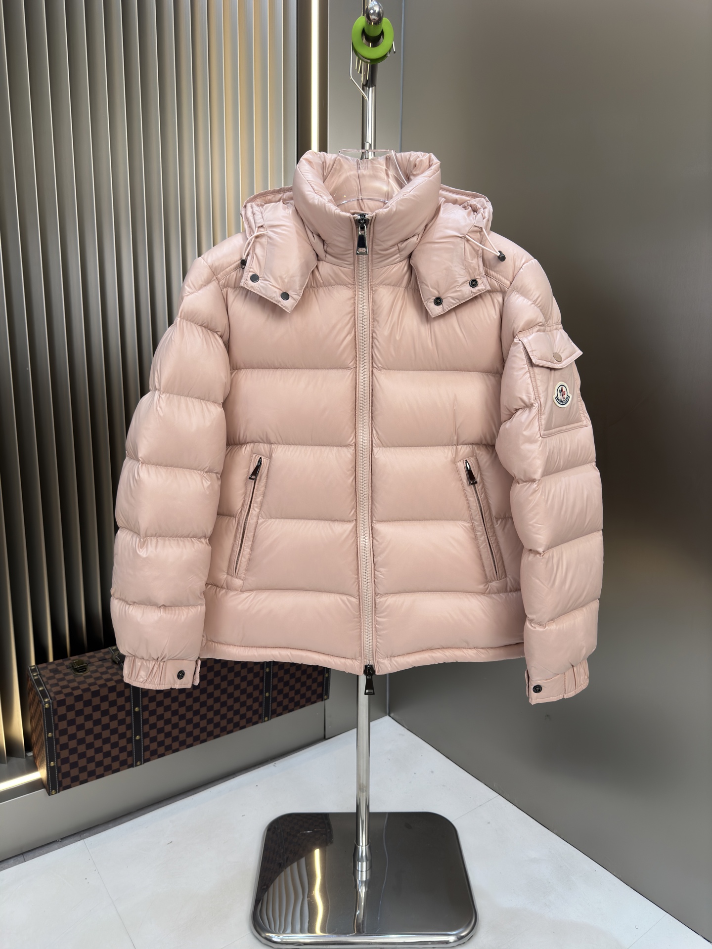 NO:498476,Main recommendation. Popular women's models. Exclusive hot 2025 autumn and winter new down jacket. Original 1:1 custom hardware accessories are fully imported and customized. Welcome to counter comparison. Absolutely high quality. Top 90 white duck down, super soft, fluffy and full, super heavy fabric with a perfect fit. Pay attention to the super comfortable fabric. Exclusive model. Non-market goods. Women's size. Number of 0-3, down jacket, alexander wang19860909主推 .爆款女款. 独家爆款2025秋冬新款羽绒服 原版1:1订制五金配件全进口原版定制 欢迎专柜对比 绝对的高品质 采用顶级90白鸭绒 超柔软 充羽量蓬松饱满 超级重面料做工杠杠的版型完美 注意面料超舒服 独家款 非市场货 女款尺码码数.码数0-3码,,down jacket,alexander wang,Men's clothing
