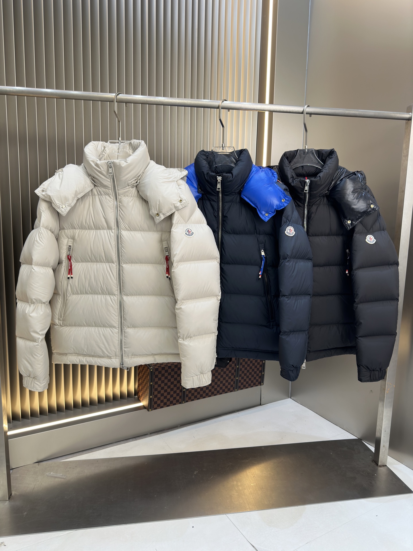 NO:498479,Main recommendation. Hot new down jackets in autumn and winter. Original 1:1 customized hardware accessories are fully imported. Welcome to compare counters. Absolutely high quality. Use top-grade 90 white duck down. Super soft. Flush and full. Super heavy fabric has a perfect fit. Pay attention to the super comfortable fabric. Exclusive model. Non-market goods. Sizes the same size for men and women. Number of sizes. XXXL, down jacket, alexander wang.19860909主推 .爆款秋冬新款羽绒服 原版1:1订制五金配件全进口原版定制 欢迎专柜对比 绝对的高品质 采用顶级90白鸭绒 超柔软 充羽量蓬松饱满 超级重面料做工杠杠的版型完美 注意面料超舒服 独家款 非市场货 男女同款尺码码数.码数M一XXXL,,down jacket,alexander wang,Men's clothing
