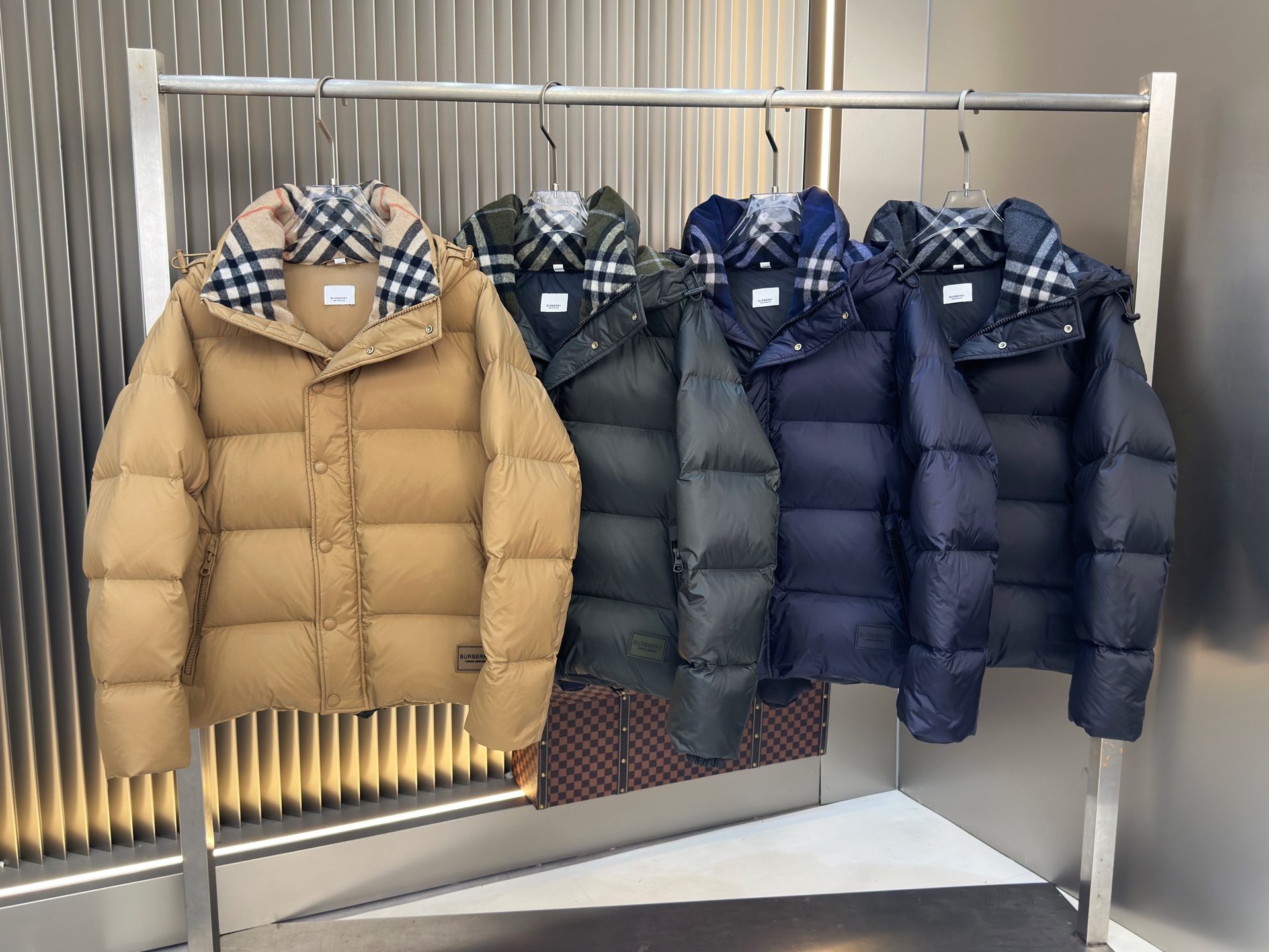 NO:540229,The hot new down jacket with autumn and winter original 1:1 custom hardware accessories are fully imported and customized. Welcome to the counter comparison. Absolutely high quality. It uses top-grade 90 white duck down, super soft, fluffy and full, super heavy fabric with a perfect fit, pay attention to the super comfortable fabric, Exclusive model, non-market goods, the same size for men and women. The number of codes M1 XXXL,, down jacket, alexander wang19860909爆款秋冬新款羽绒服 原版1:1订制五金配件全进口原版定制 欢迎专柜对比 绝对的高品质 采用顶级90白鸭绒 超柔软 充羽量蓬松饱满 超级重面料做工杠杠的版型完美 注意面料超舒服 独家款 非市场货 男女同款尺码码数.码数M一XXXL,,down jacket,alexander wang,Men's clothing