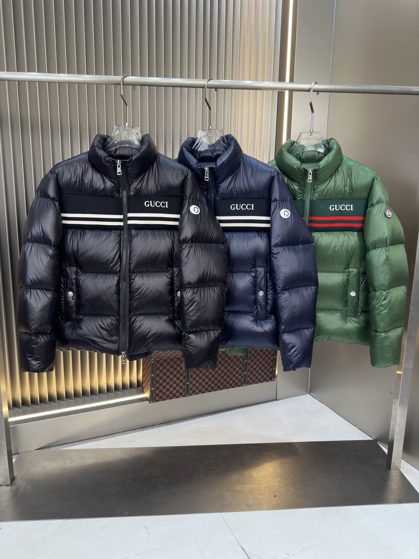 NO:498469,Main recommendation. Hot new down jackets in autumn and winter. Original 1:1 customized hardware accessories are fully imported. Welcome to compare counters. Absolutely high quality. Use top-grade 90 white duck down. Super soft. Flush and full. Super heavy fabric has a perfect fit. Pay attention to the super comfortable fabric. Exclusive model. Non-market goods. Sizes the same size for men and women. Number of sizes. XXXL, down jacket, alexander wang.19860909主推 .爆款秋冬新款羽绒服 原版1:1订制五金配件全进口原版定制 欢迎专柜对比 绝对的高品质 采用顶级90白鸭绒 超柔软 充羽量蓬松饱满 超级重面料做工杠杠的版型完美 注意面料超舒服 独家款 非市场货 男女同款尺码码数.码数M一XXXL,,down jacket,alexander wang,Men's clothing