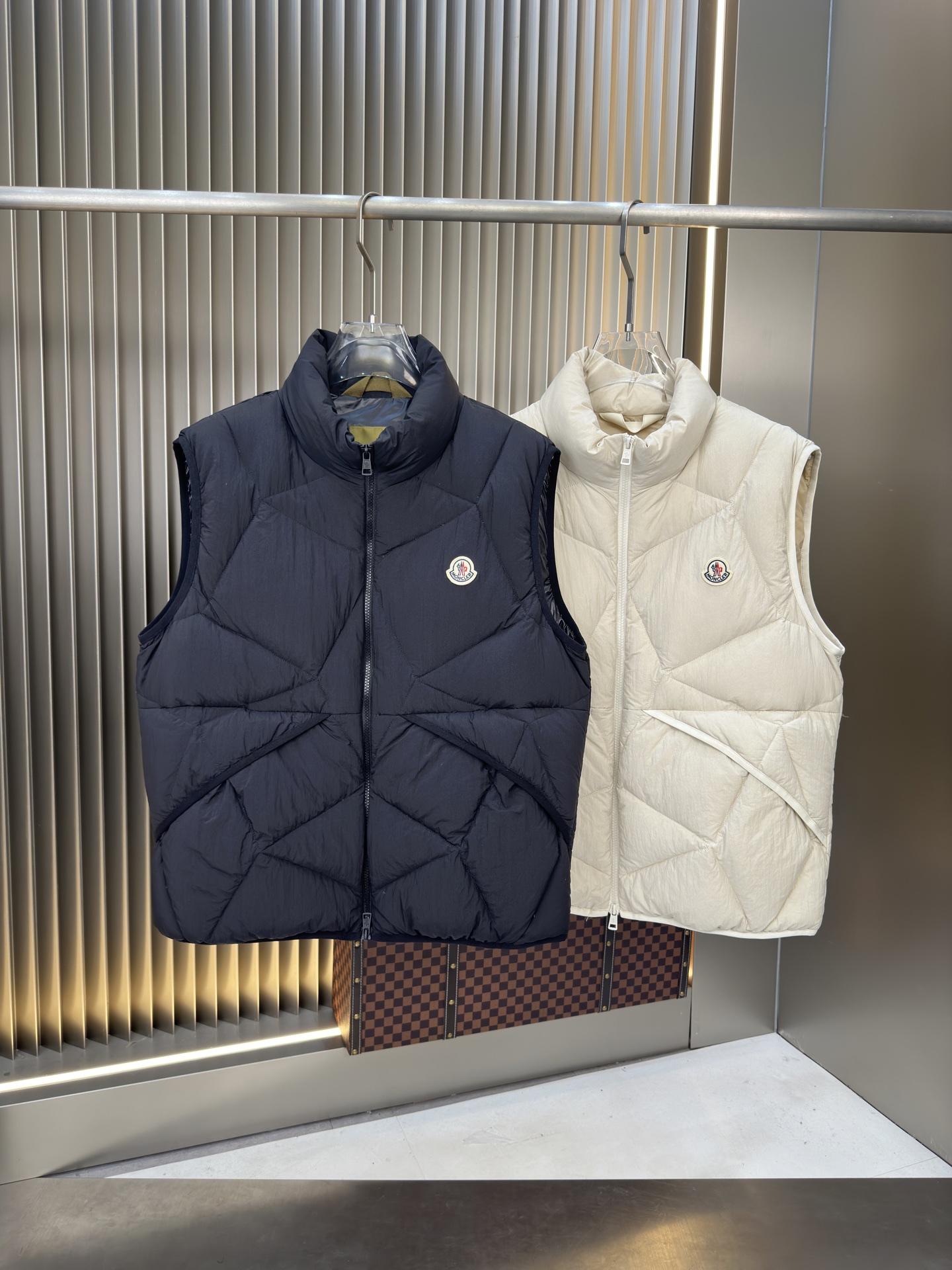 NO:498457,Main recommendation. Hot new autumn and winter vest down jacket. Original 1:1 customized hardware accessories are fully imported. Welcome to compare counters. Absolute high quality. Use top-grade 90 white duck down. Super soft. Flush and full. Super heavy fabric with a perfect fit. Pay attention to the super comfortable fabric. Exclusive model. Non-market goods. Sizes the same size for men and women. Number of sizes. XXXL, down jacket, alexander wang.19860909主推 .爆款秋冬新款马甲羽绒服 原版1:1订制五金配件全进口原版定制 欢迎专柜对比 绝对的高品质 采用顶级90白鸭绒 超柔软 充羽量蓬松饱满 超级重面料做工杠杠的版型完美 注意面料超舒服 独家款 非市场货 男女同款尺码码数.码数M一XXXL,,down jacket,alexander wang,Men's clothing