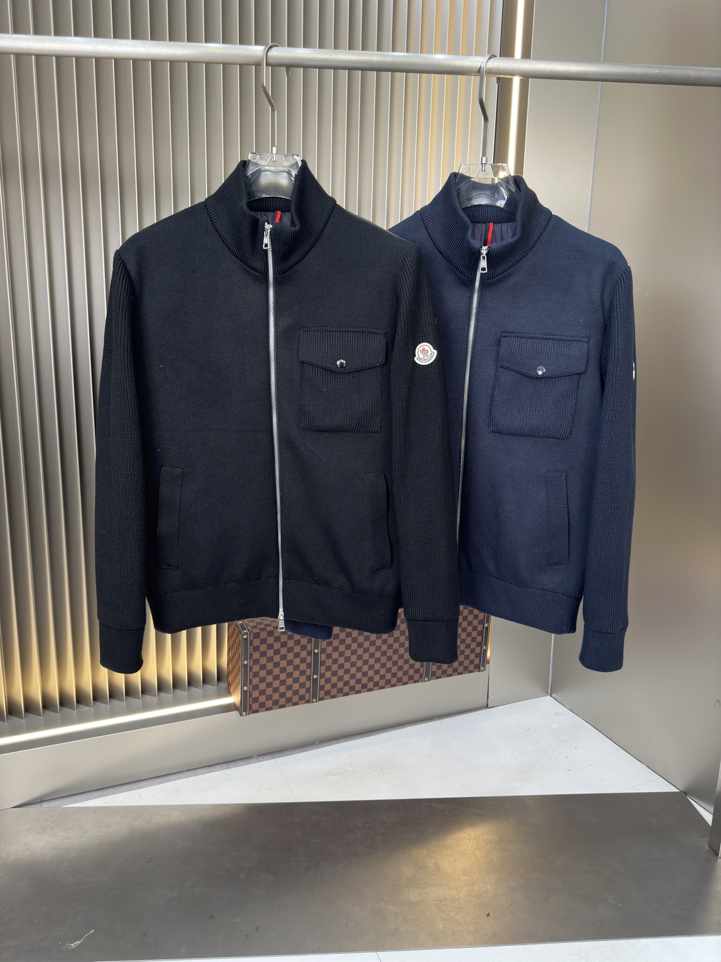 NO:498504,Main recommendation. Hot new knitted down jacket with autumn and winter. Original 1:1 custom hardware accessories are fully imported. Welcome to compare counters. Absolutely high quality. Use top-grade 90 white duck down, super soft, fluffy and full, super heavy fabric with a perfect fit. Pay attention to the super comfortable fabric. Exclusive model. Non-market goods. Sizes and sizes for men and women. Number of sizes. XXXL, down jacket, alexander wang19860909主推 .爆款秋冬新款针织羽绒服 原版1:1订制五金配件全进口原版定制 欢迎专柜对比 绝对的高品质 采用顶级90白鸭绒 超柔软 充羽量蓬松饱满 超级重面料做工杠杠的版型完美 注意面料超舒服 独家款 非市场货 男女同款尺码码数.码数M一XXXL,,down jacket,alexander wang,Men's clothing