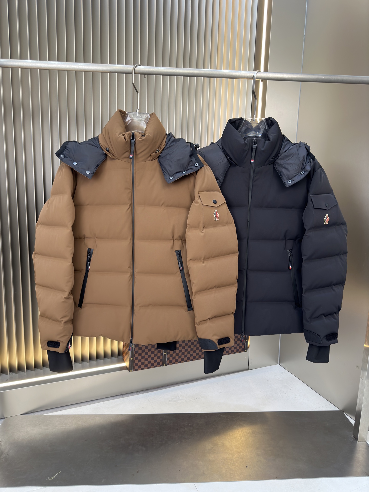 NO:549235,The hot 2025 autumn and winter new down jacket. Original 1:1 custom hardware accessories are fully imported and customized. Welcome to the counter comparison. Absolutely high quality. The top-grade 90 white duck down is super soft. The filling is fluffy and full. The super heavy fabric has a perfect fit. Pay attention to the super comfortable fabric. Exclusive model. Non-market goods. The same size for men and women. The number of codes. M1 XXXL, down jacket, alexander wang19860909爆款爆款2025秋冬新款羽绒服 原版1:1订制五金配件全进口原版定制 欢迎专柜对比 绝对的高品质 采用顶级90白鸭绒 超柔软 充羽量蓬松饱满 超级重面料做工杠杠的版型完美 注意面料超舒服 独家款 非市场货 男女同款尺码码数.码数M一XXXL,,down jacket,alexander wang,Men's clothing