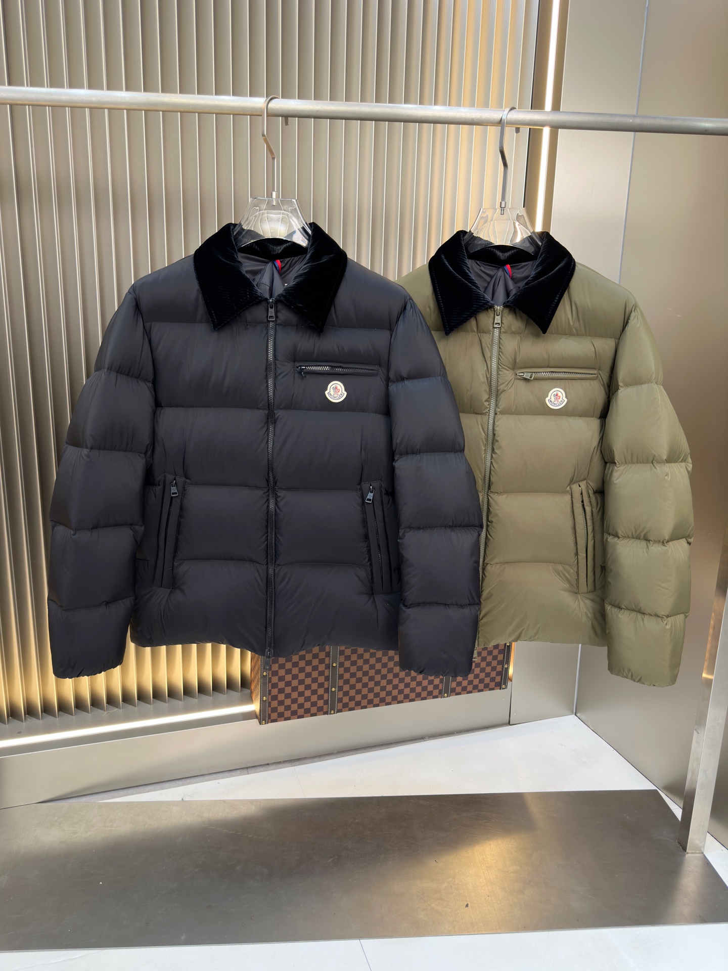 NO:541123,The hot new down jacket with autumn and winter original 1:1 custom hardware accessories are fully imported and customized. Welcome to the counter comparison. Absolutely high quality. It uses top-grade 90 white duck down, super soft, fluffy and full, super heavy fabric with a perfect fit, pay attention to the super comfortable fabric, Exclusive model, non-market goods, the same size for men and women. The number of codes M1 XXXL,, down jacket, alexander wang19860909爆款秋冬新款羽绒服 原版1:1订制五金配件全进口原版定制 欢迎专柜对比 绝对的高品质 采用顶级90白鸭绒 超柔软 充羽量蓬松饱满 超级重面料做工杠杠的版型完美 注意面料超舒服 独家款 非市场货 男女同款尺码码数.码数M一XXXL,,down jacket,alexander wang,Men's clothing