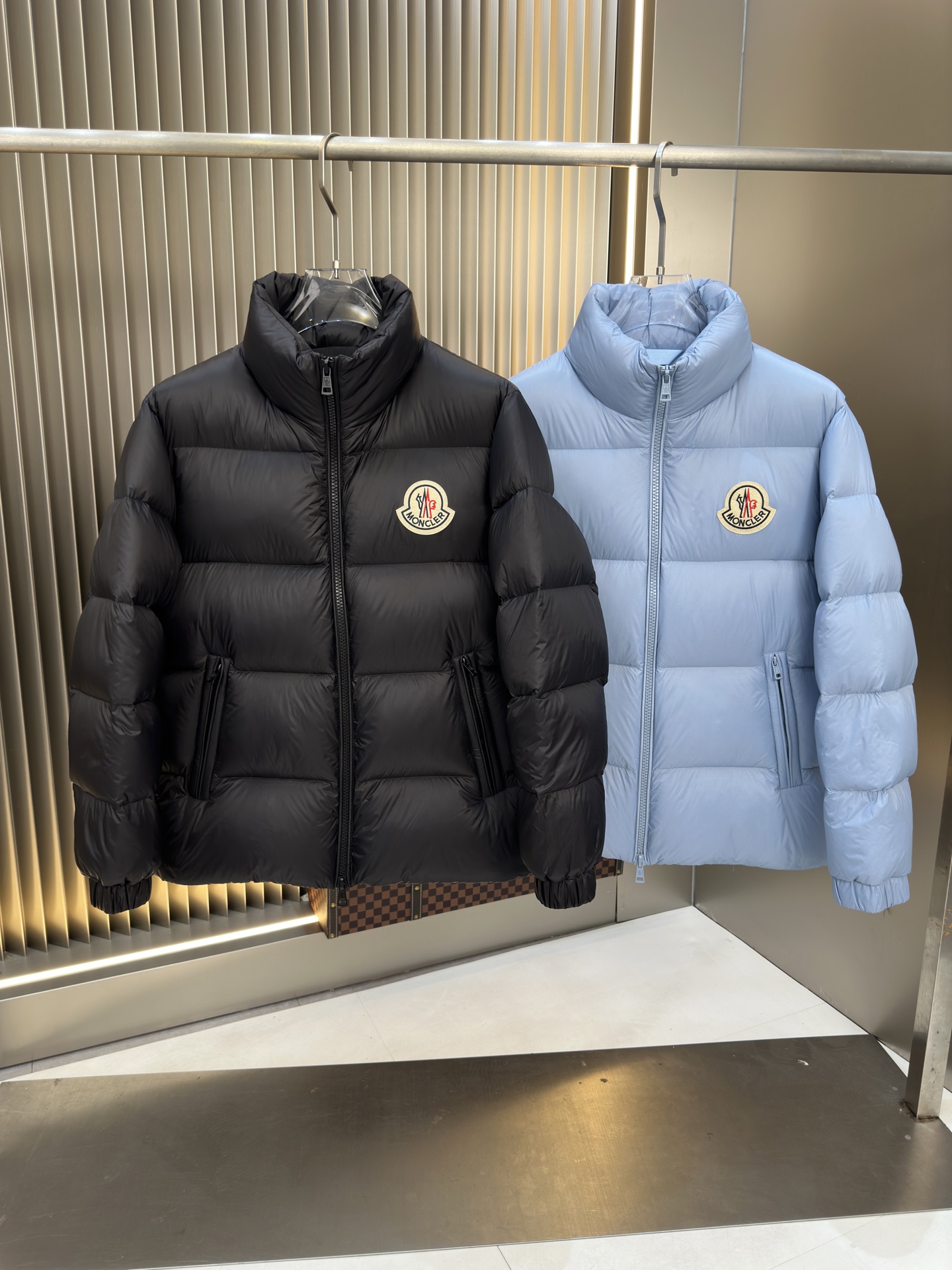 NO:540214,The hot new down jacket with autumn and winter original 1:1 custom hardware accessories are fully imported and customized. Welcome to the counter comparison. Absolutely high quality. It uses top-grade 90 white duck down, super soft, fluffy and full, super heavy fabric with a perfect fit, pay attention to the super comfortable fabric, Exclusive model, non-market goods, the same size for men and women. The number of codes M1 XXXL,, down jacket, alexander wang19860909爆款秋冬新款羽绒服 原版1:1订制五金配件全进口原版定制 欢迎专柜对比 绝对的高品质 采用顶级90白鸭绒 超柔软 充羽量蓬松饱满 超级重面料做工杠杠的版型完美 注意面料超舒服 独家款 非市场货 男女同款尺码码数.码数M一XXXL,,down jacket,alexander wang,Men's clothing