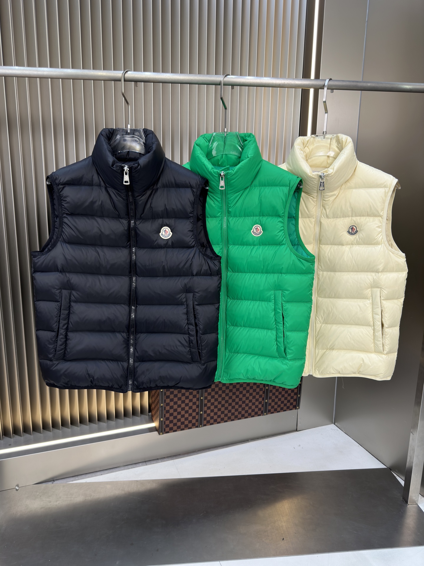 NO:507595,Hot new autumn and winter vest down jacket Original 1:1 custom hardware accessories are fully imported and customized. Welcome to compare counters. Absolutely high quality. Use top-grade 90 white duck down, super soft, fluffy and full, super heavy fabric with a perfect fit, pay attention to the super comfortable fabric, Exclusive model, non-market goods, same size for men and women. Number of sizes. M1 XXXL,, down jacket, alexander wang19860909爆款秋冬新款马甲羽绒服 原版1:1订制五金配件全进口原版定制 欢迎专柜对比 绝对的高品质 采用顶级90白鸭绒 超柔软 充羽量蓬松饱满 超级重面料做工杠杠的版型完美 注意面料超舒服 独家款 非市场货 男女同款尺码码数.码数M一XXXL,,down jacket,alexander wang,Men's clothing