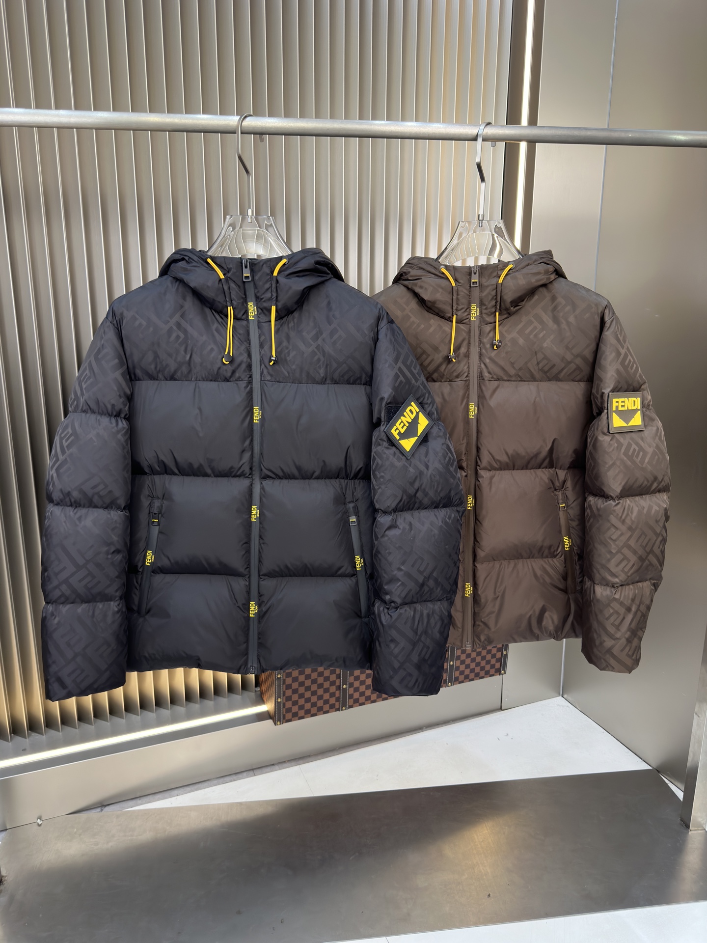 NO:549216,The hot new down jacket with autumn and winter original 1:1 custom hardware accessories are fully imported and customized. Welcome to the counter comparison. Absolutely high quality. It uses top-grade 90 white duck down, super soft, fluffy and full, super heavy fabric with a perfect fit, pay attention to the super comfortable fabric, Exclusive model, non-market goods, the same size for men and women. The number of codes M1 XXXL,, down jacket, alexander wang19860909爆款秋冬新款羽绒服 原版1:1订制五金配件全进口原版定制 欢迎专柜对比 绝对的高品质 采用顶级90白鸭绒 超柔软 充羽量蓬松饱满 超级重面料做工杠杠的版型完美 注意面料超舒服 独家款 非市场货 男女同款尺码码数.码数M一XXXL,,down jacket,alexander wang,Men's clothing